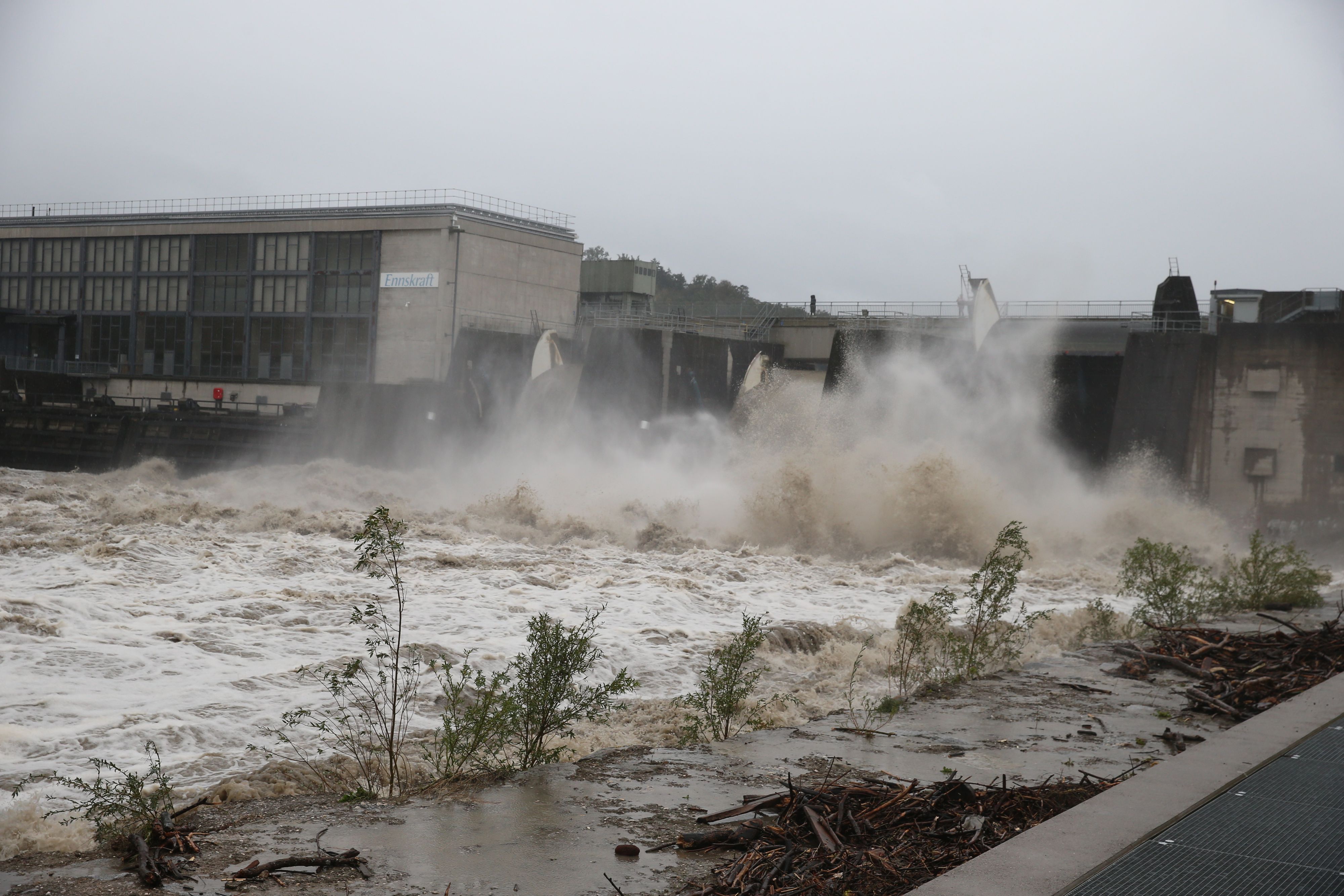 Die Situation in ganz Oberösterreich – im Bild das Kraftwerk Garsten (Bez. Steyr-Land) – ist angespannt.