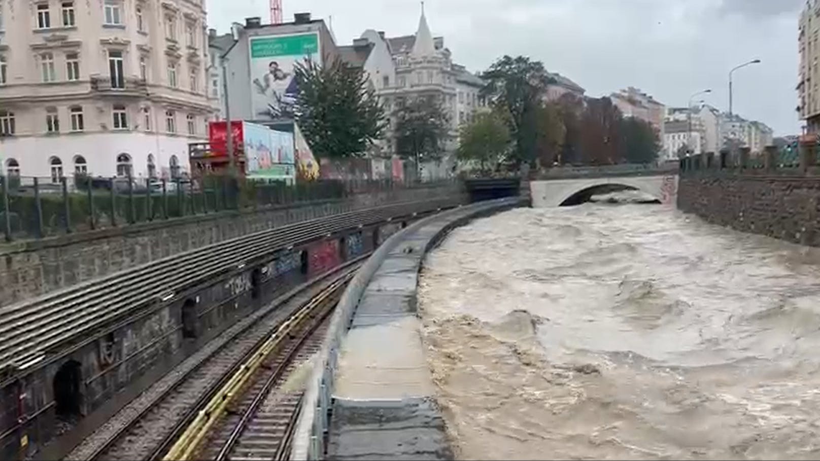 Wienfluss voll! Jetzt landen Regenmassen auf Ubahn-Gleise