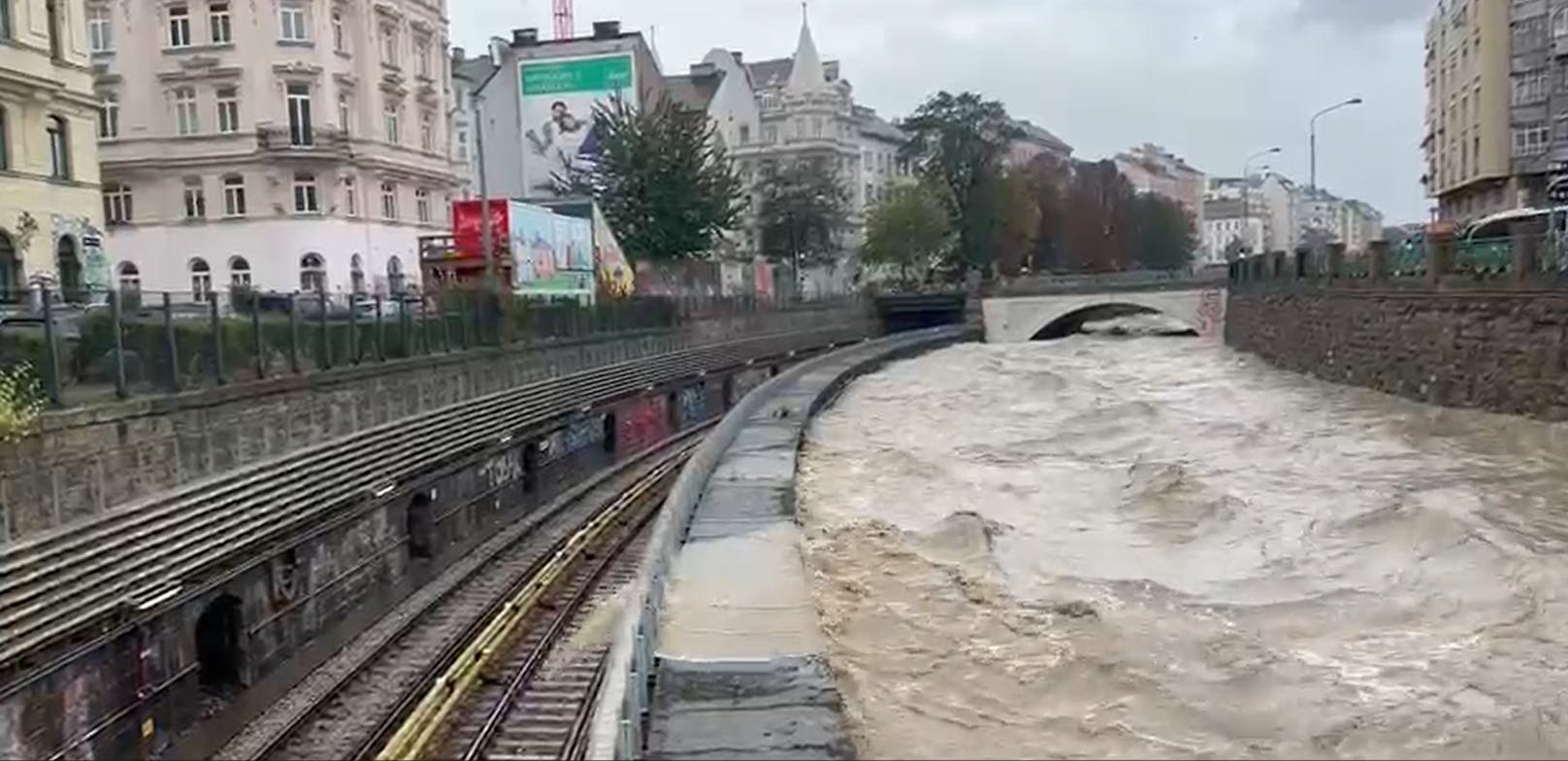 Das Tief "Anett" hat Österreich fest im Griff! Der Zugverkehr wurde teilweise eingestellt, dutzende Orte sind Katastrophengebiete. U-Bahnen sind teilweise eingestellt und in Wien gibt es erste Überflutungen und Evakuierungen. "Heute" hat die Unwetter-Fotos aus Österreich.