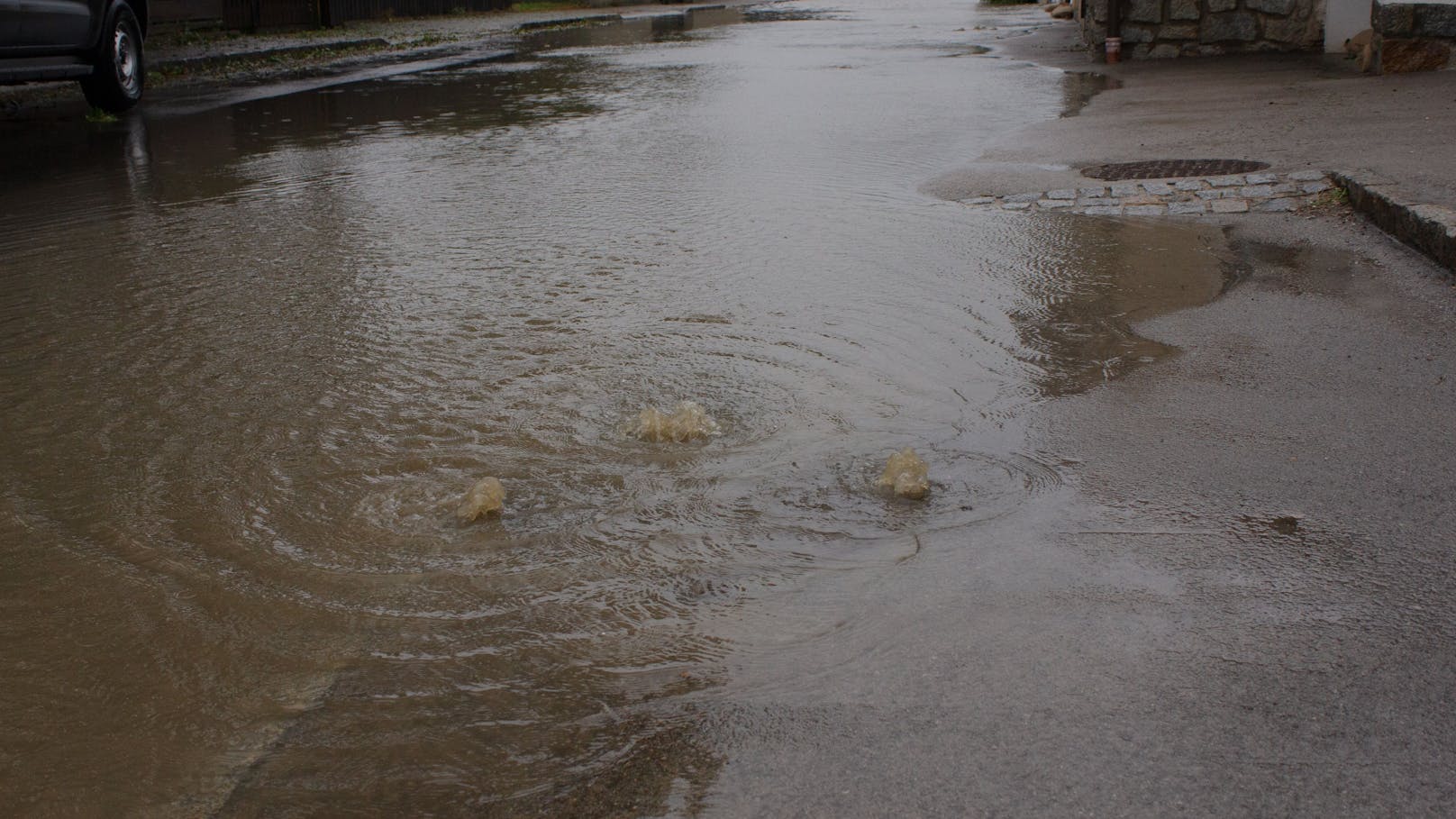 In Alberndorf im Pulkautal sind viele Straßen überschwemmt. Das Wasser kommt aus dem Kanal