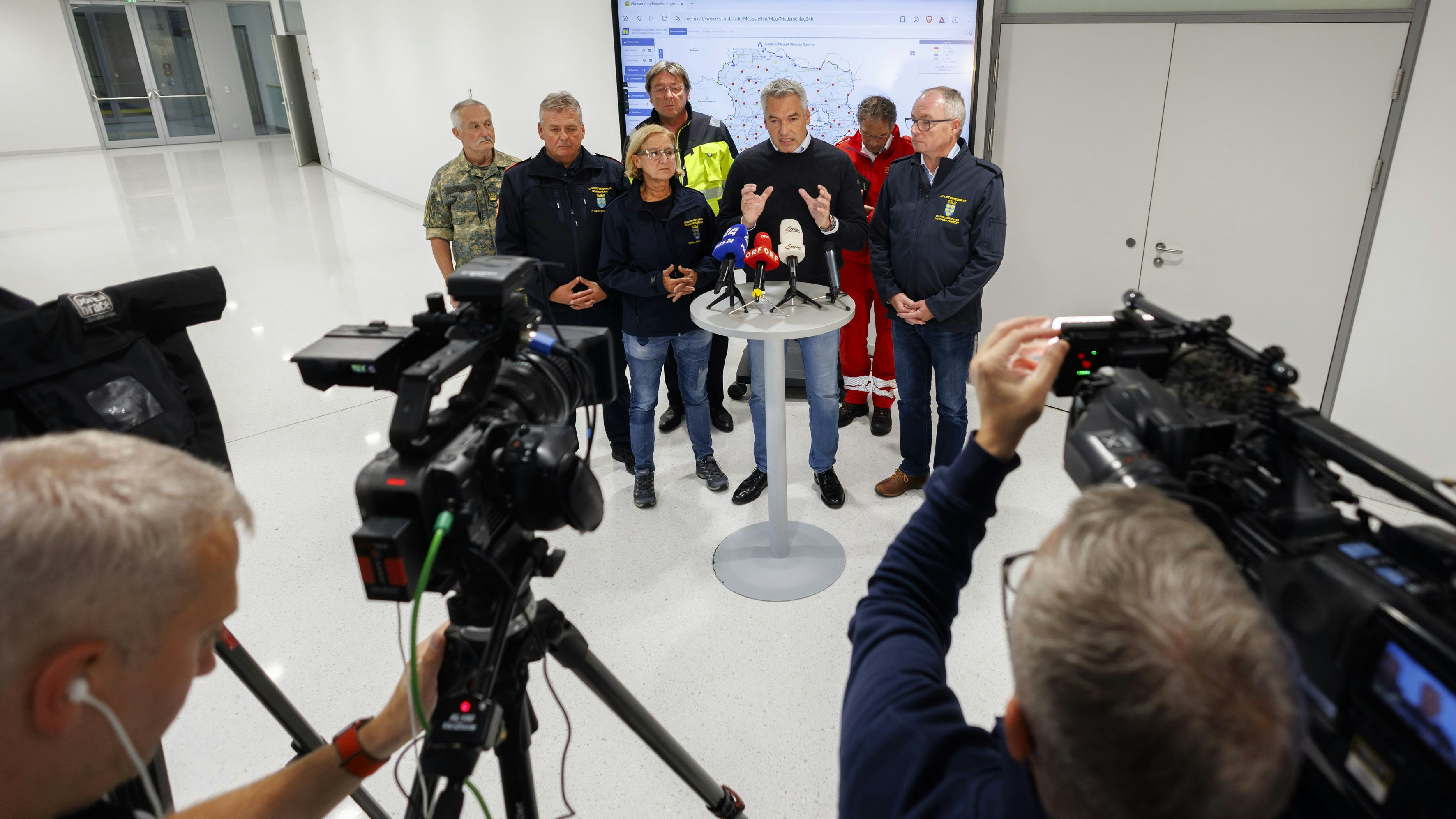 Landeshauptfrau Johanna Mikl-Leitner, Bundeskanzler Karl Nehammer beim Presse-Statement zur "Aktuellen Hochwasser-Situation in Niederösterreich" in Tulln