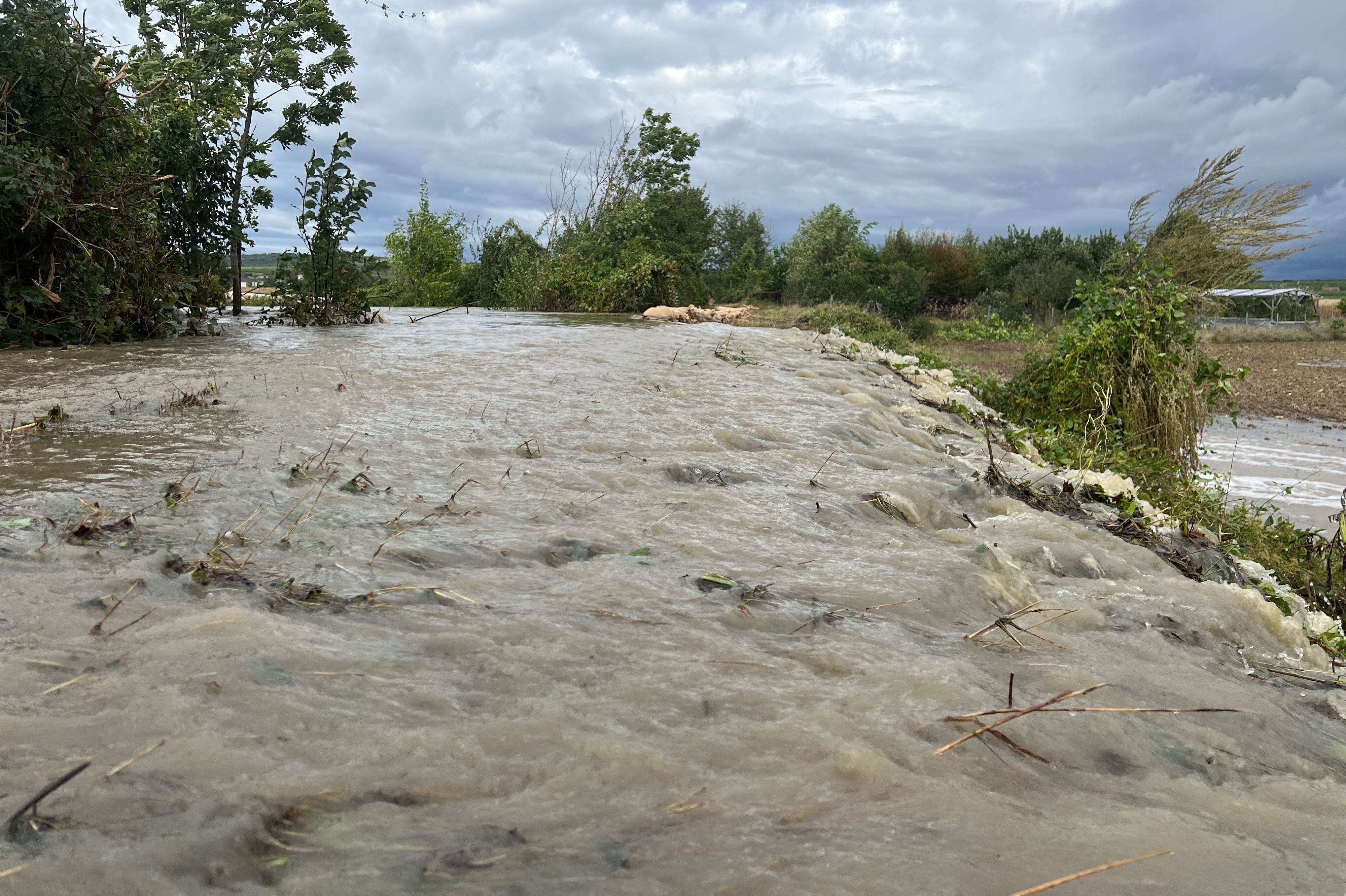 In Hadersdorf am Kamp im Bezirk Krems strömt Wasser aus dem Gschinzbach auf umliegende Felder.