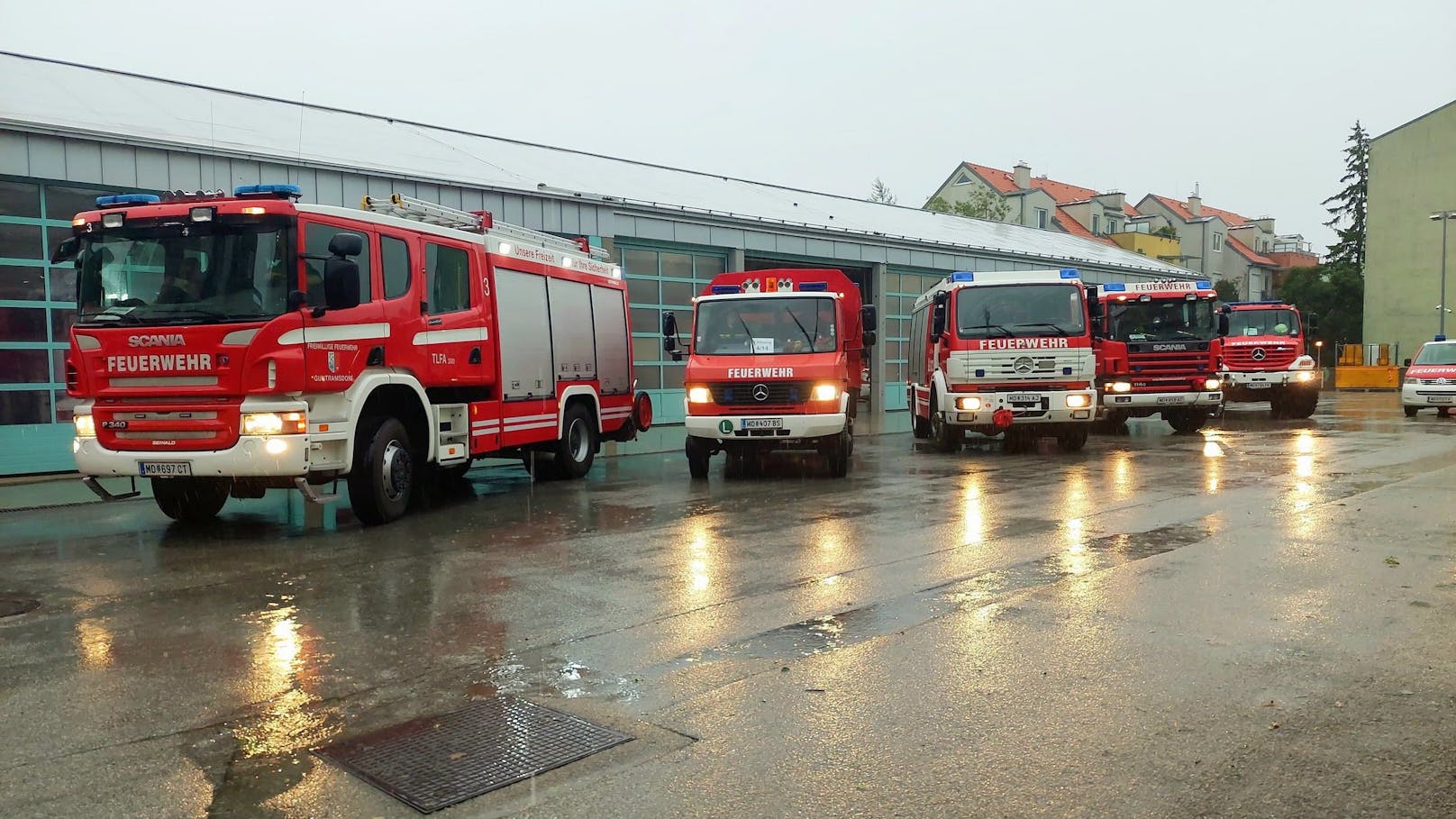 Die Feuerwehr konnte im Bereich Zelking-Matzleinsdorf zehn Personen, darunter eine schwangere Frau, und zwei Hunde in Sicherheit bringen.