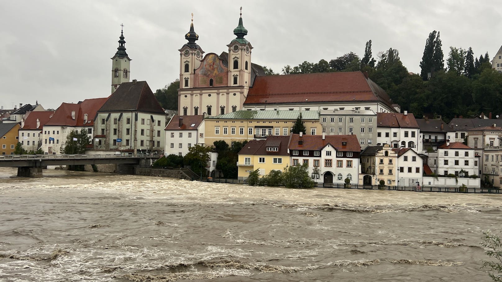 Das Tief "Anett" hat Österreich fest im Griff! Der Zugverkehr wurde teilweise eingestellt, dutzende Orte sind Katastrophengebiete. U-Bahnen sind teilweise eingestellt und in Wien gibt es erste Überflutungen und Evakuierungen. "Heute" hat die Unwetter-Fotos aus Österreich.