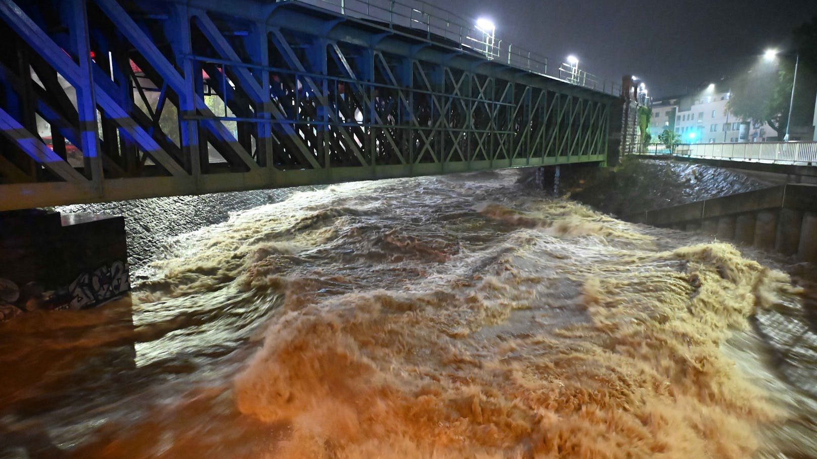 <strong>15.09.2024: Fluten-Alarm nun auch in Wien! Donaukanal schwappt über.</strong> Hochwasser-Alarm in der Bundeshauptstadt! Der Wienfluss ist im 14. Bezirk <a data-li-document-ref="120056023" href="https://www.heute.at/s/fluten-alarm-nun-auch-in-wien-donaukanal-schwappt-ueber-120056023">über die Ufer getreten und hat die ersten Häuser überflutet &gt;&gt;&gt;</a>