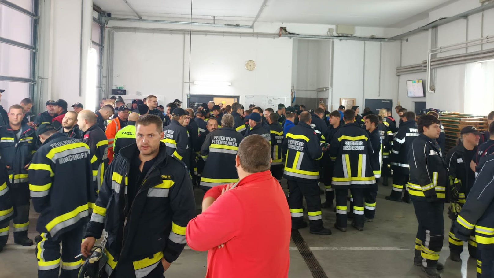 Das Tief "Anett" hat Österreich fest im Griff! Der Zugverkehr wurde teilweise eingestellt, dutzende Orte sind Katastrophengebiete. U-Bahnen sind teilweise eingestellt und in Wien gibt es erste Überflutungen und Evakuierungen. "Heute" hat die Unwetter-Fotos aus Österreich.