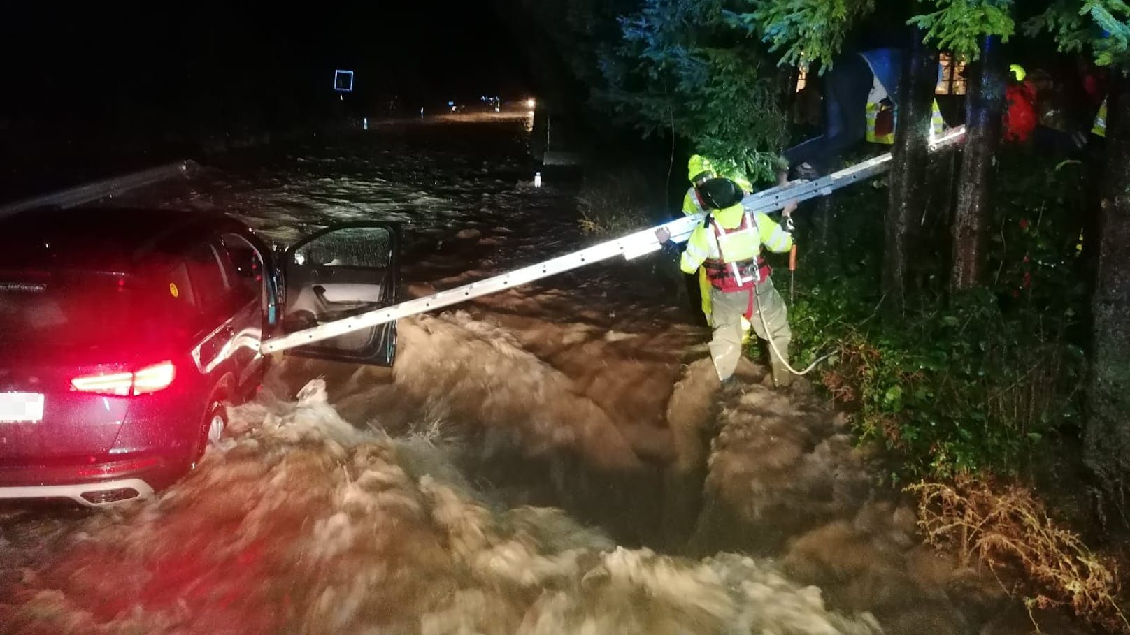 B39 geflutet! Dramatische Rettung mit Leiter aus Pkw