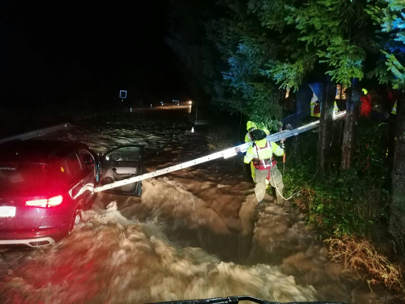 Das Tief "Anett" hat Österreich fest im Griff! Der Zugverkehr wurde teilweise eingestellt, dutzende Orte sind Katastrophengebiete. U-Bahnen sind teilweise eingestellt und in Wien gibt es erste Überflutungen und Evakuierungen. "Heute" hat die Unwetter-Fotos aus Österreich.