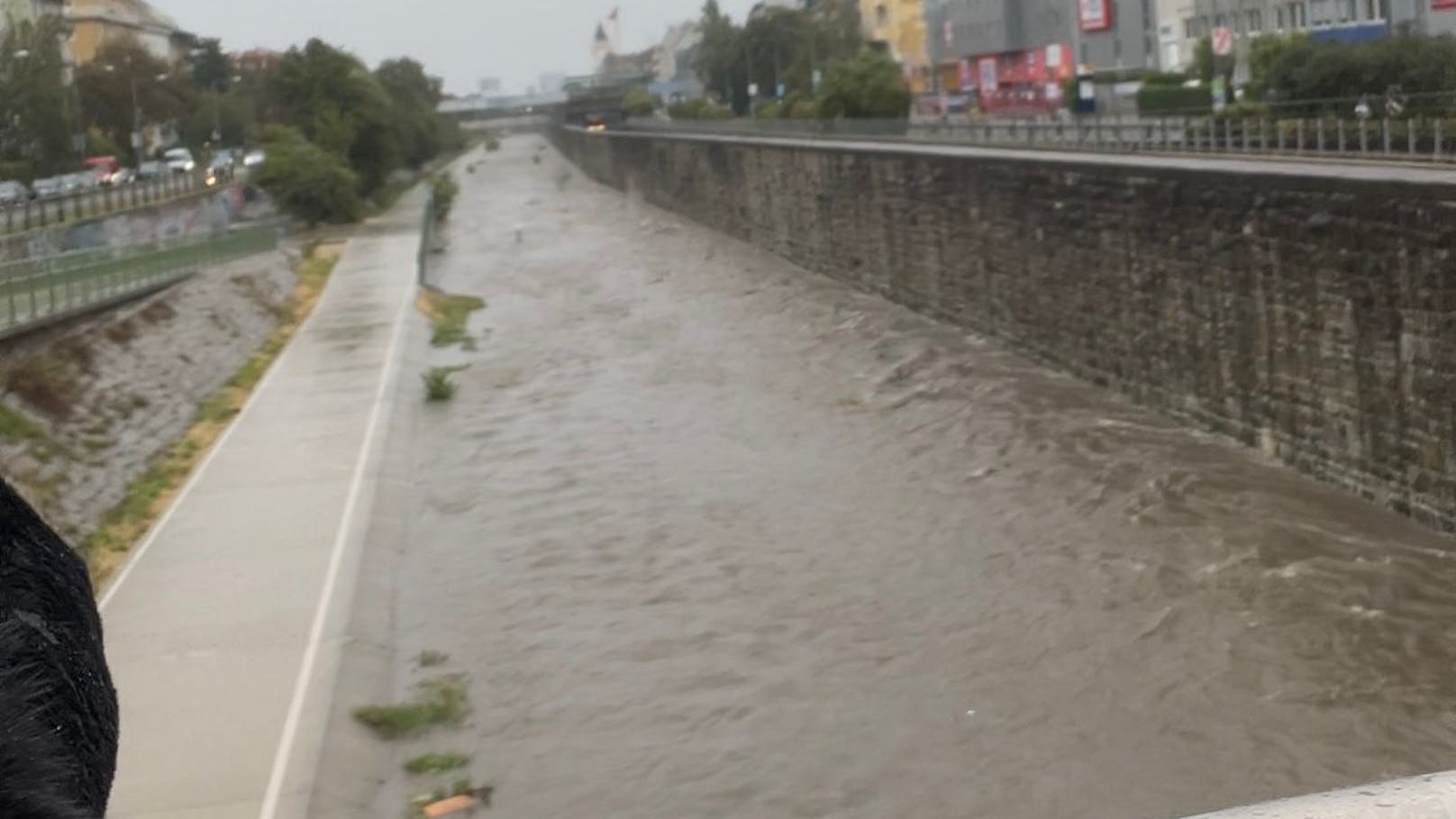 Wienfluss voll! Jetzt landen Regenmassen auf Ubahn-Gleise