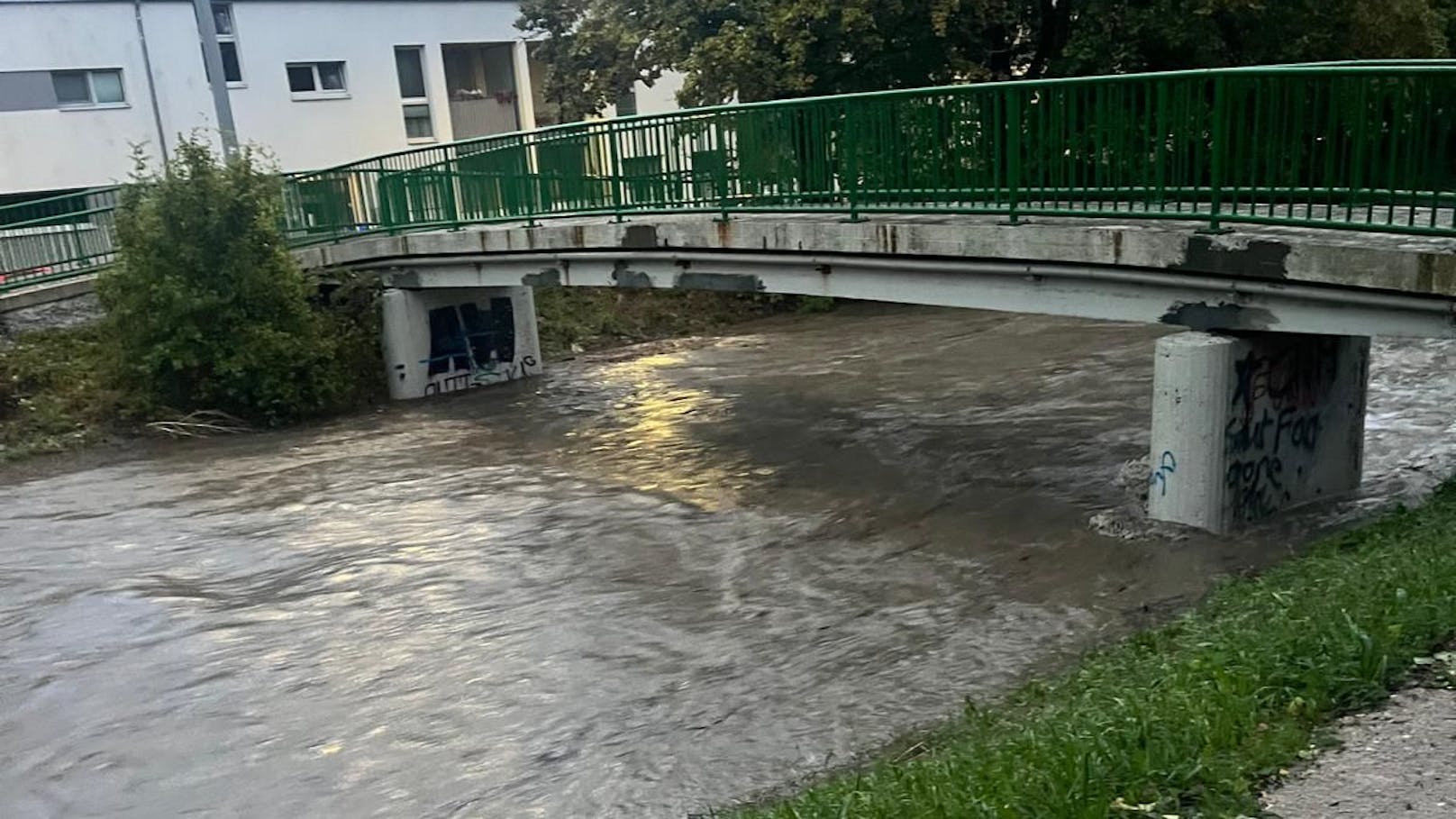 Bedrohlich ist die Situation auch rund um den Liesingbach auf Höhe der Büttnergasse.