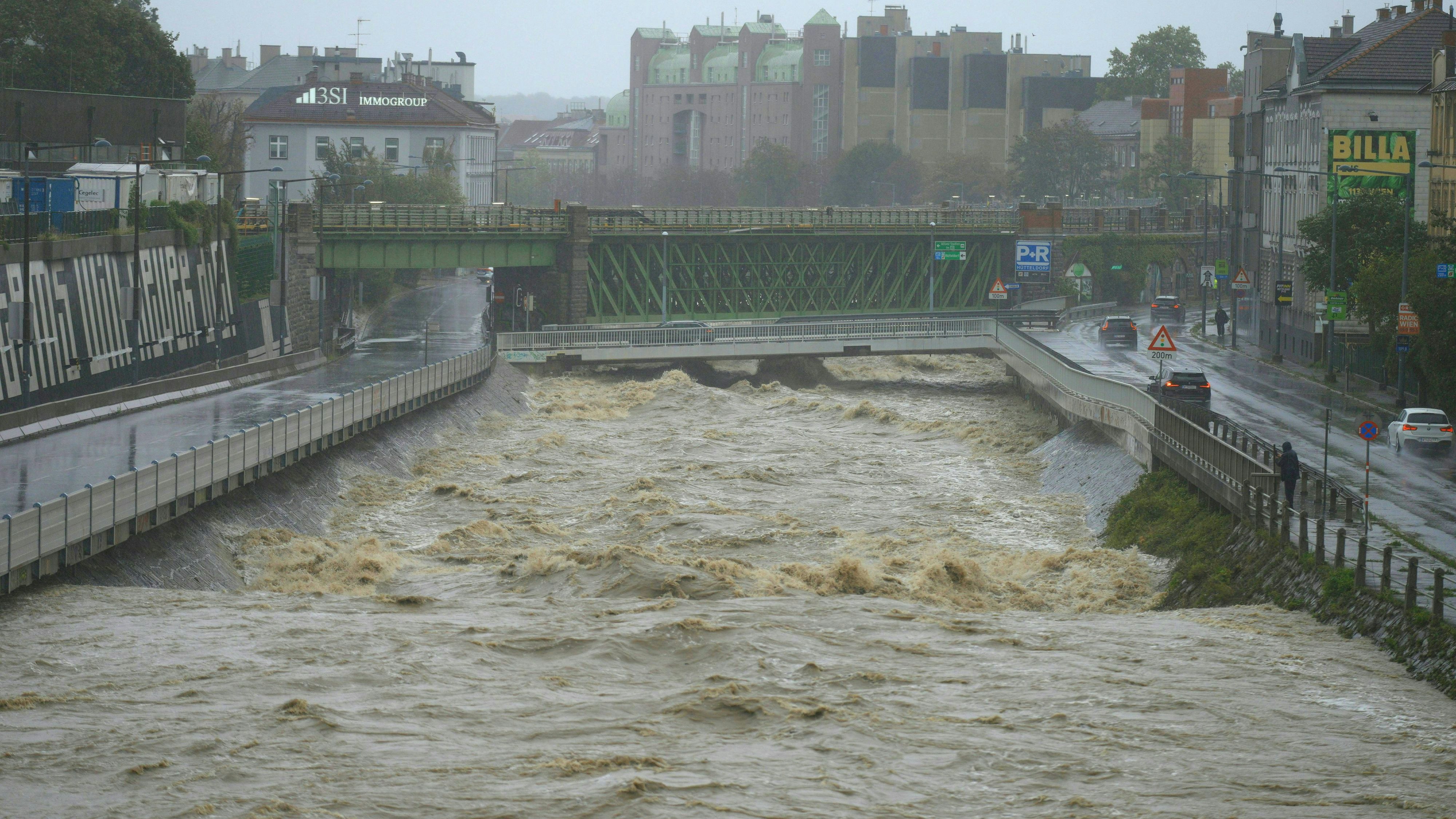 Sonst ein Rinnsal, nun ein reißender Strom: Blick auf den Wienfluss im Westen der Hauptstadt, aufgenommen am Sonntag, 15. September 2024 in Wien