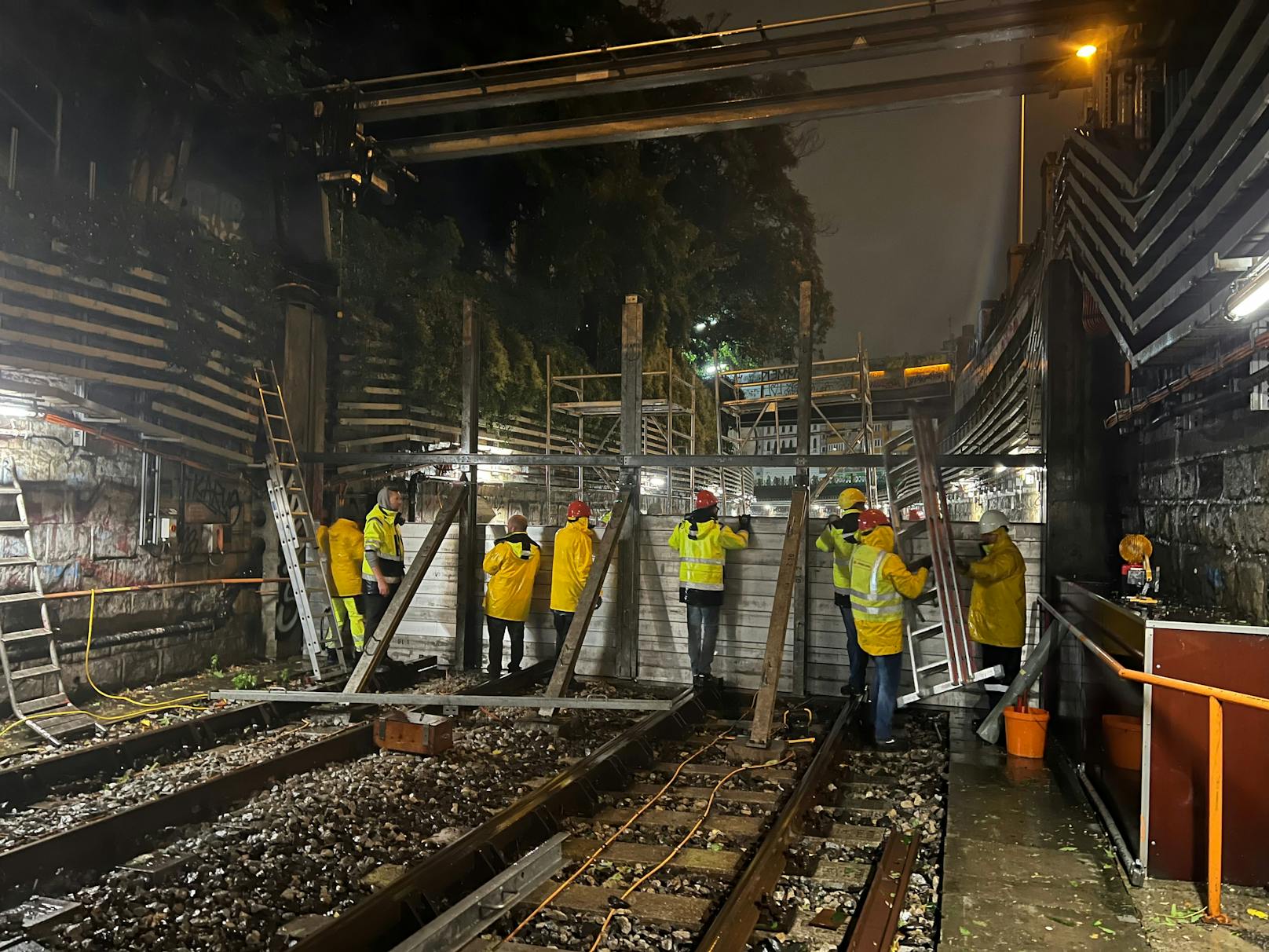 Die betroffenen U-Bahn-Trassen werden mit Dammbalken und Sandsäcken vor dem eindringenden Wasser geschützt und der U-Bahn-Betrieb muss teilweise eingestellt werden.