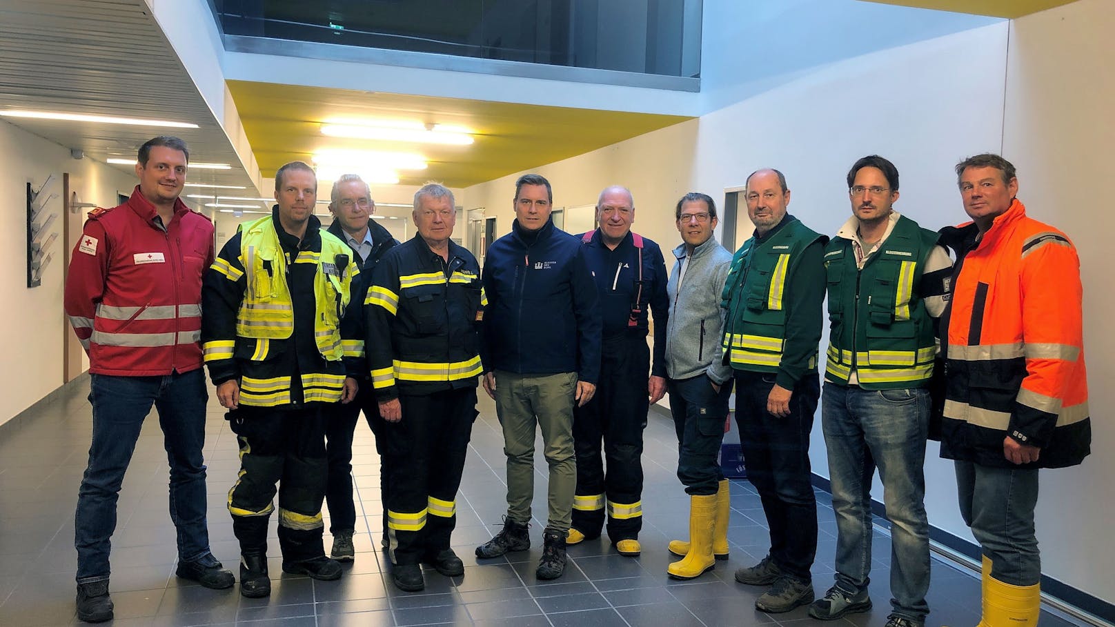 Der Krisenstab - v.l.: Florian Havel, Rotes Kreuz Bezirksstellenkommandant-Stv., Alexander Gutentaler, Abschnittsfeuerwehrkommandant-Stv., Alexander Weber, Zivilschutzbeauftragter, Abschnittsfeuerwehrkommandant Josef Angelmayer, Bürgermeister Christoph Kaufmann, Straßenmeister Dietmar Schuster, Baudirektor Peter Neubauer, Stadtamtsdirektor Michael Duscher, Leonhard Schmuckenschlager, Referatsleiter Katastrophenschutz, Thomas Pöll vom Wirtschaftshof.