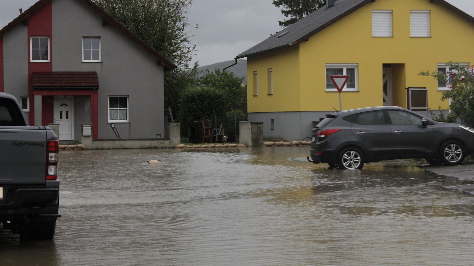 In Alberndorf im Pulkautal sind viele Straßen überschwemmt. Das Wasser kommt aus dem Kanal