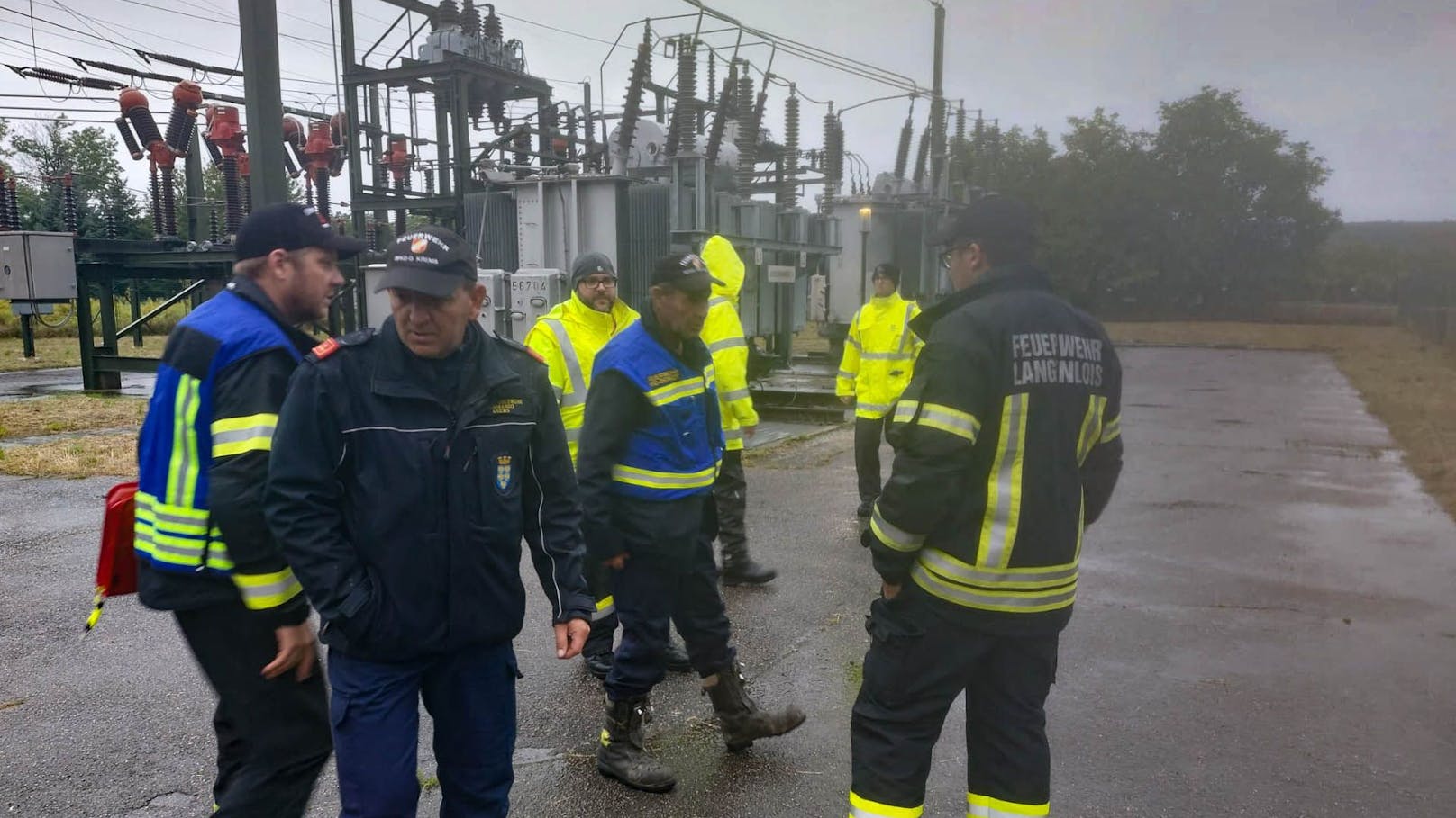 Das Tief "Anett" hat Österreich fest im Griff! Der Zugverkehr wurde teilweise eingestellt, dutzende Orte sind Katastrophengebiete. U-Bahnen sind teilweise eingestellt und in Wien gibt es erste Überflutungen und Evakuierungen. "Heute" hat die Unwetter-Fotos aus Österreich.