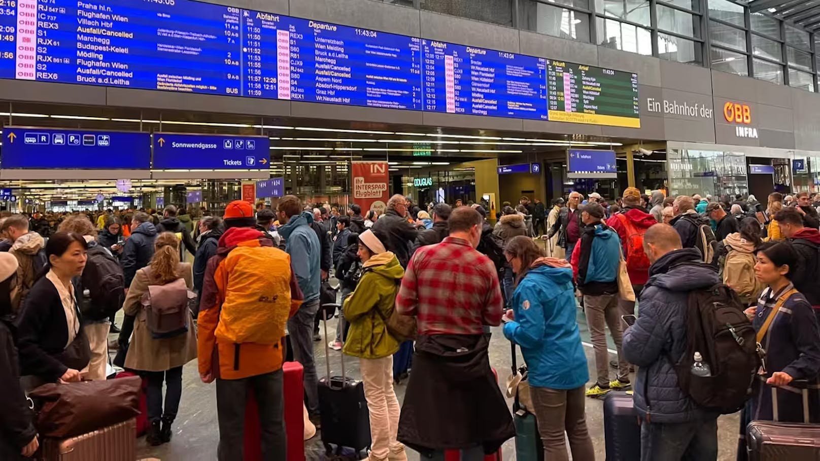 Am Hauptbahnhof herrschte Sonntagmittag Chaos – minütlich fallen mehr Züge aus!