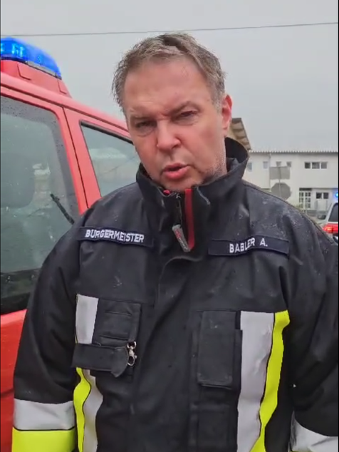 SPÖ-Chef Babler im Feuerwehr-Einsatz in Traiskirchen.