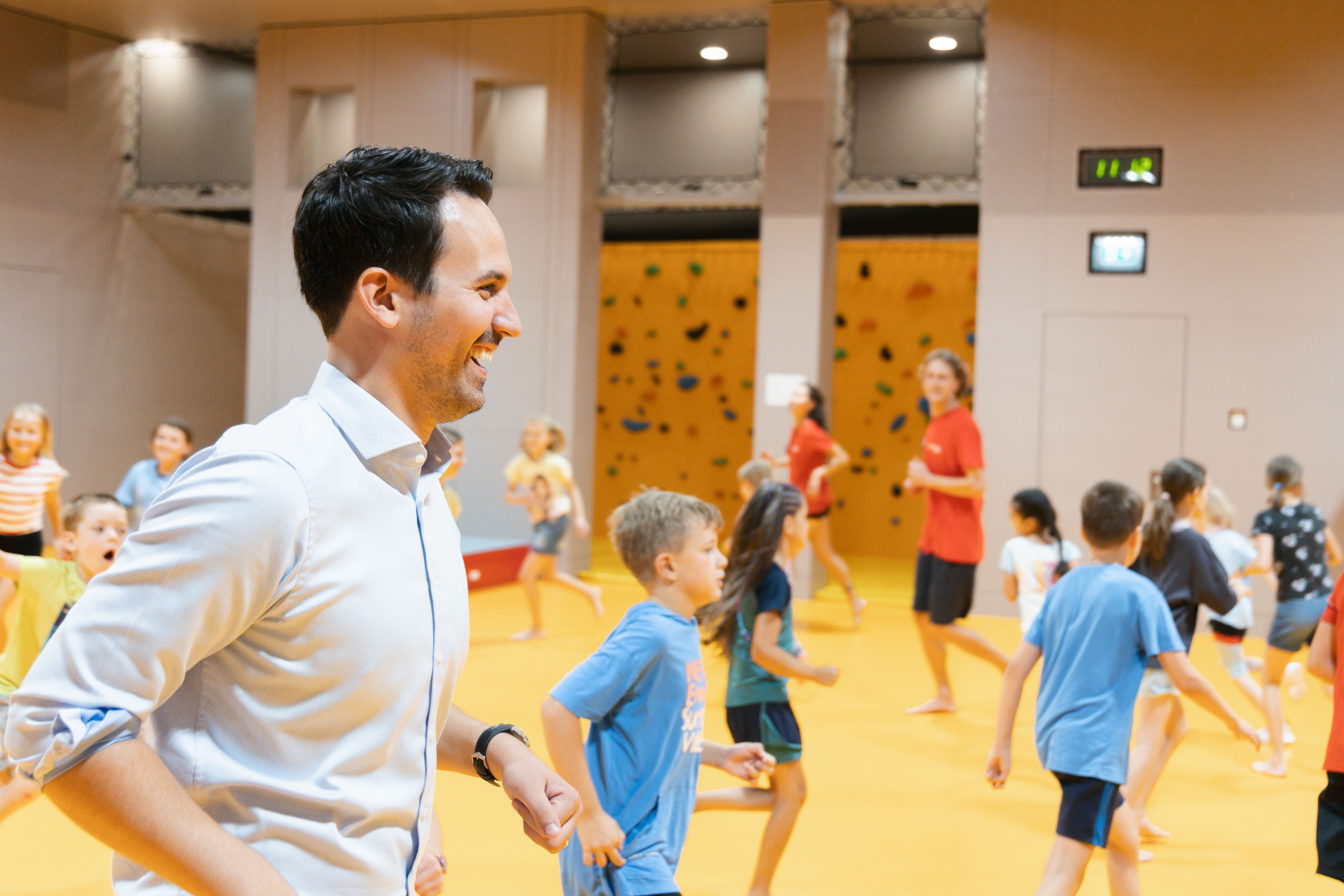 Vizebürgermeister Christoph Wiederkehr ruft zur Teilnahme an der Mega-Umfrage für Kinder und Jugendliche auf.