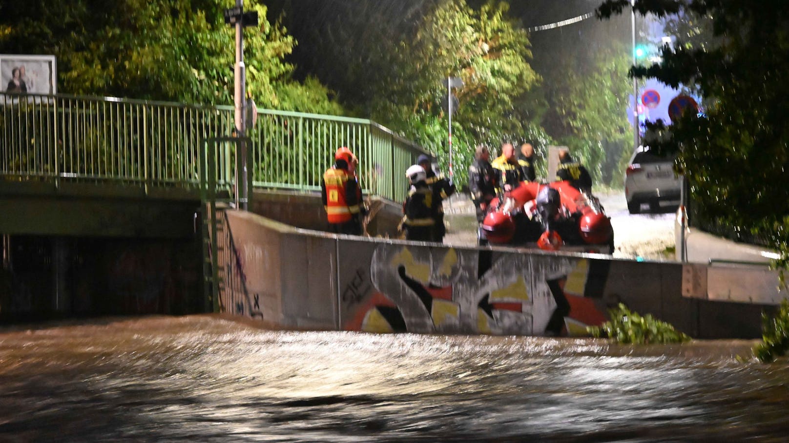 Die Einsatzkräfte der Berufsfeuerwehr Wien wurden gestern innerhalb von 24 Stunden zu mehr als 1.100 Einsätzen gerufen. Die Einsätze waren etwa zur Hälfte auf den Niederschlag und zur anderen Hälfte auf den Wind zurückzuführen.