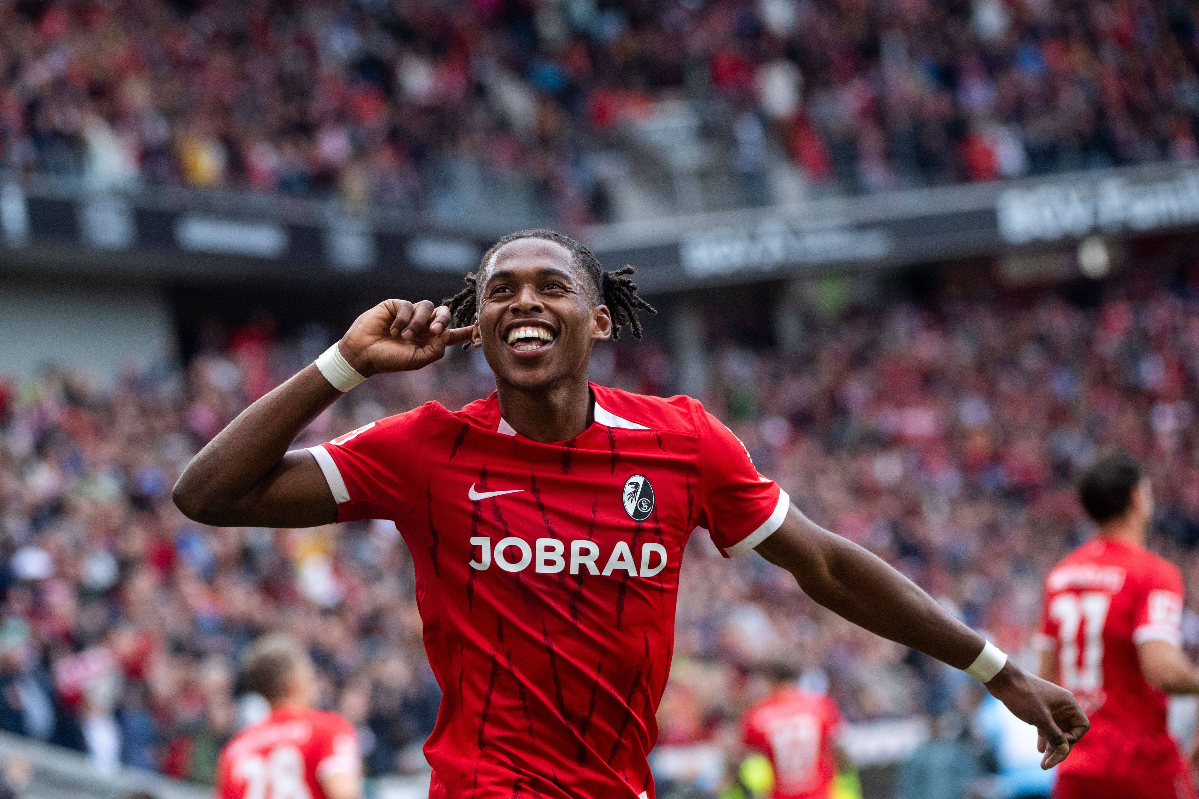 Junior Adamu beim Torjubel.