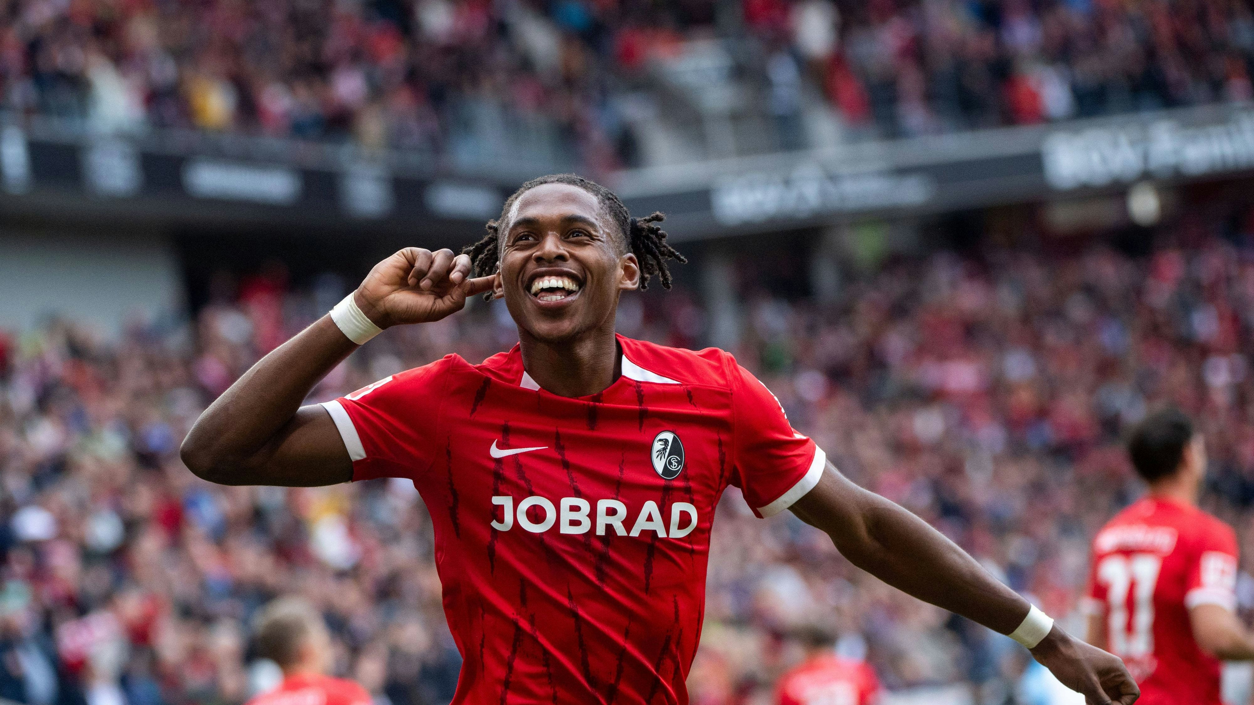 Junior Adamu beim Torjubel.