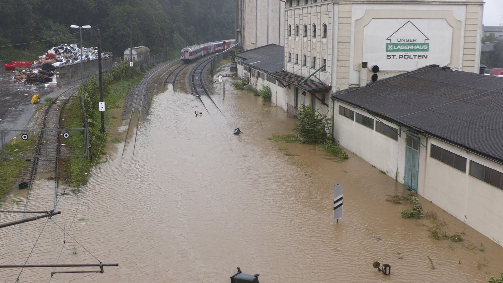 An den Brücken ist nur noch wenig Platz. Der Bahnhof St. Pölten Kaiserwald ist komplett überflutet.