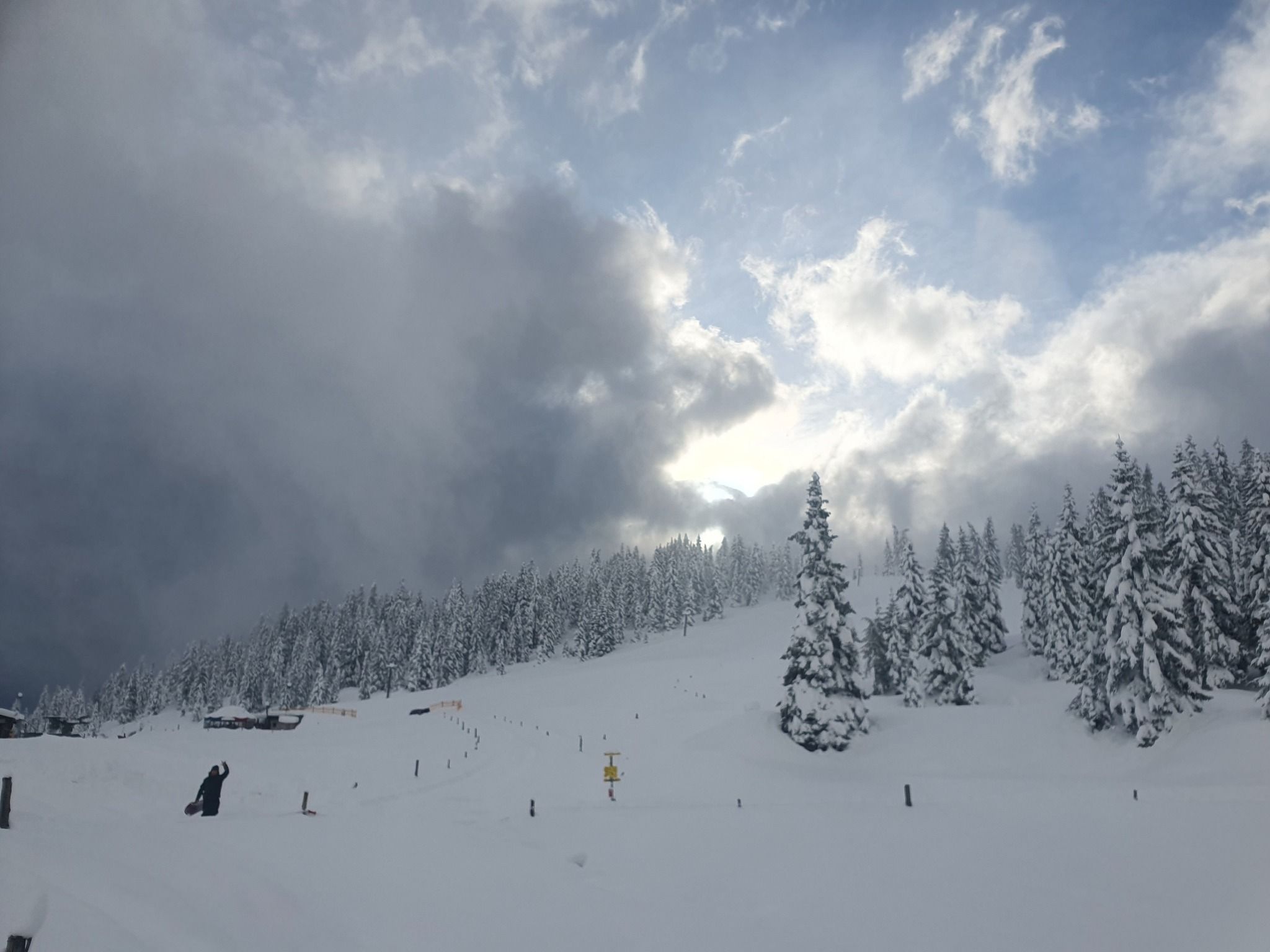Die Pisten sind präpariert, das Skigebiet Hochkeil (Sbg.) lädt zum Wedeln ein.