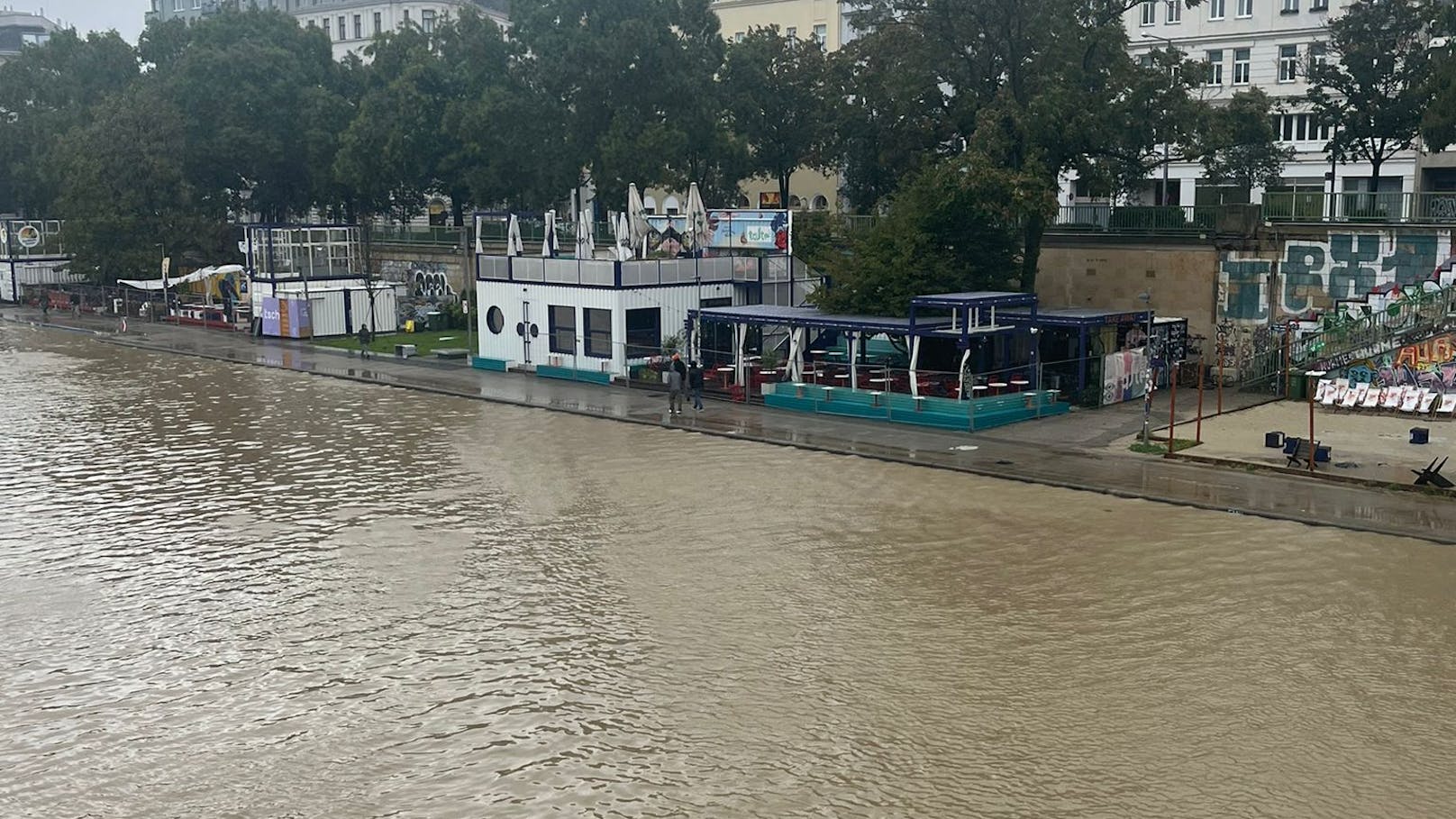 In Wien kommt es wegen des starken Regens auch am Donaukanal zu Überschwemmungen.