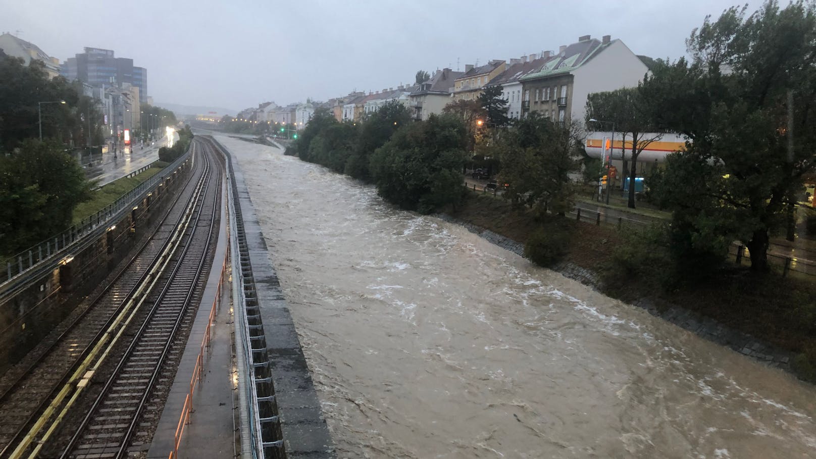 Wienfluss voll! Jetzt landen Regenmassen auf Ubahn-Gleise