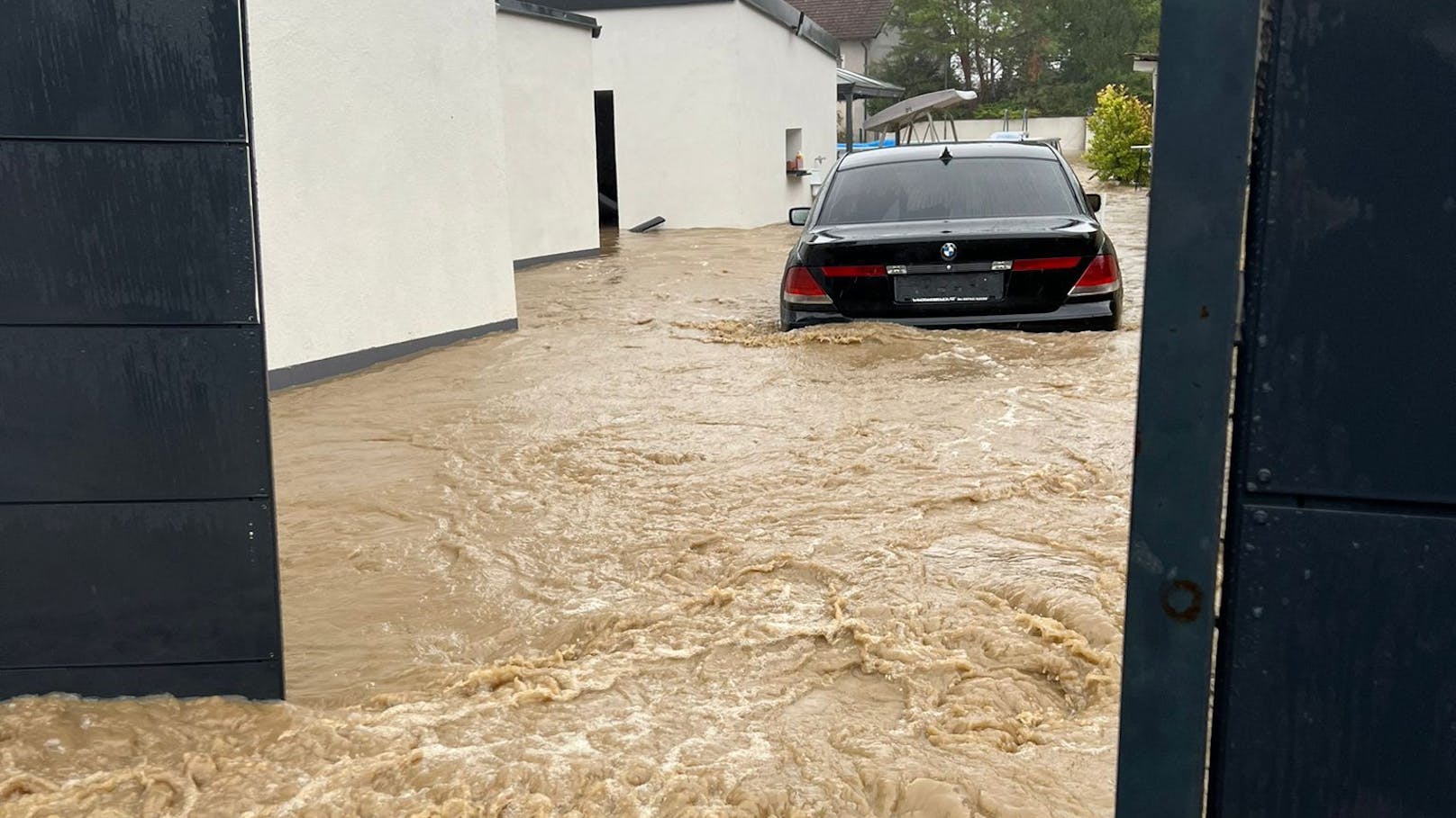 Der schwarze 7er BMW (E65) von Kiki ist ein Totalschaden; ein Anhänger wurde von den Wassermassen mitgerissen.