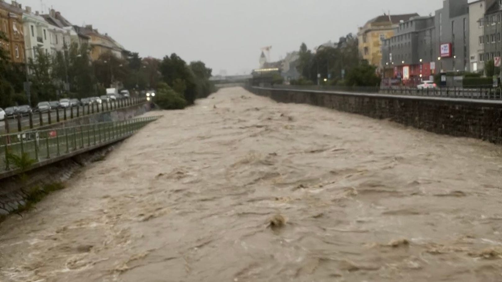 Wienfluss voll! Jetzt landen Regenmassen auf Ubahn-Gleise