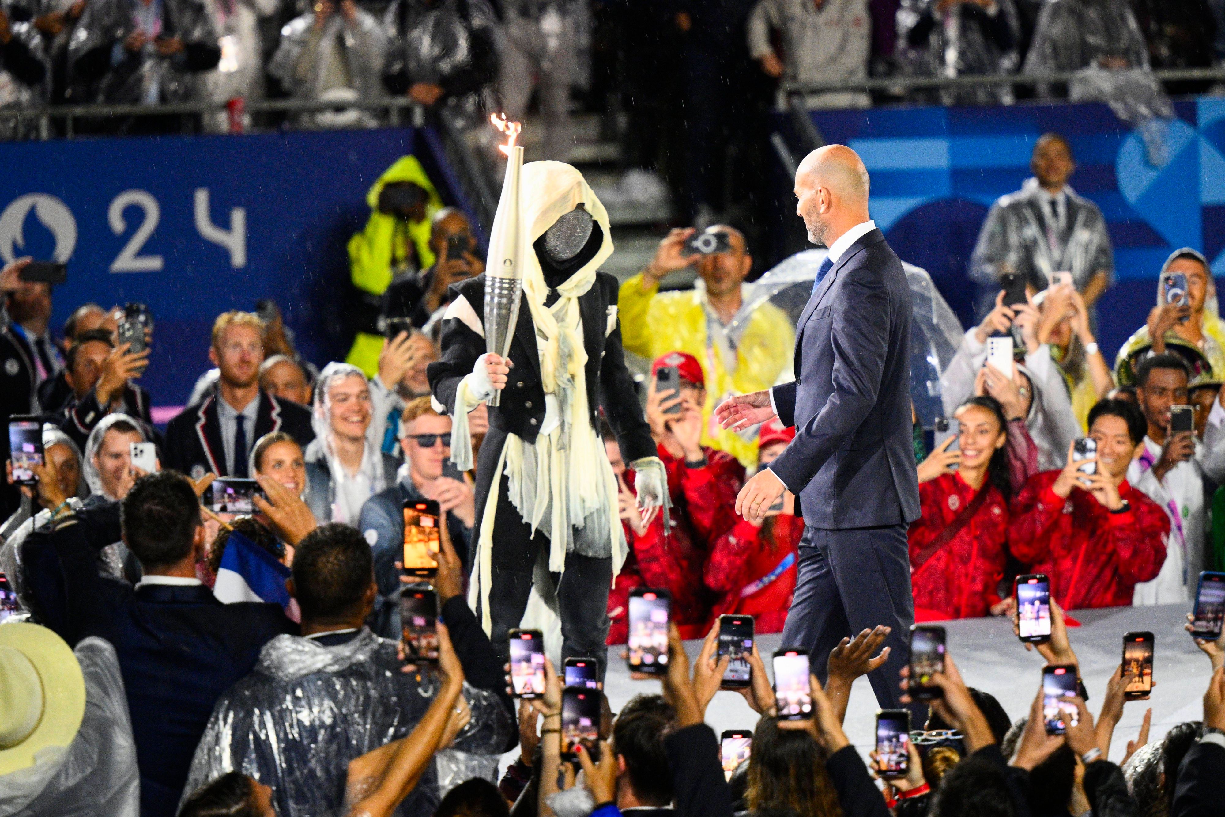 Agustin Ciavaldini übergibt Zinedine Zidane die Fackel.