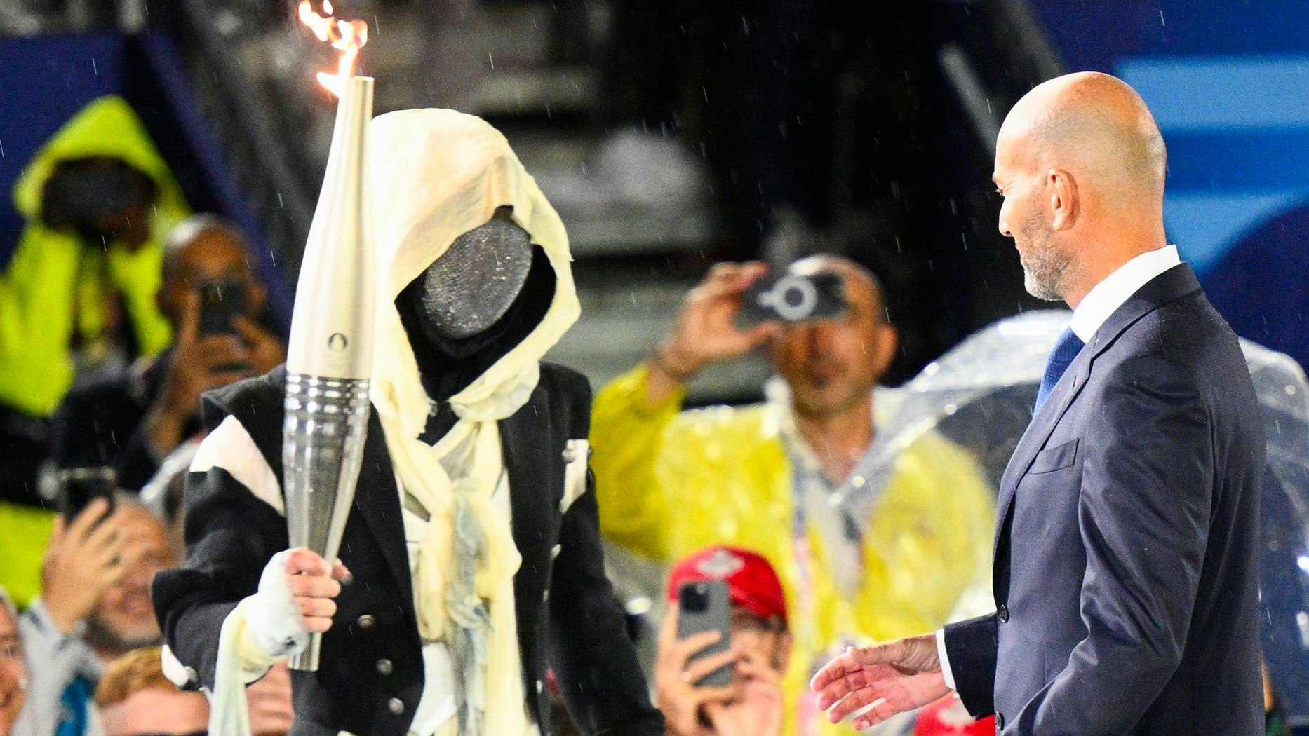 Agustin Ciavaldini übergibt Zinedine Zidane die Fackel.