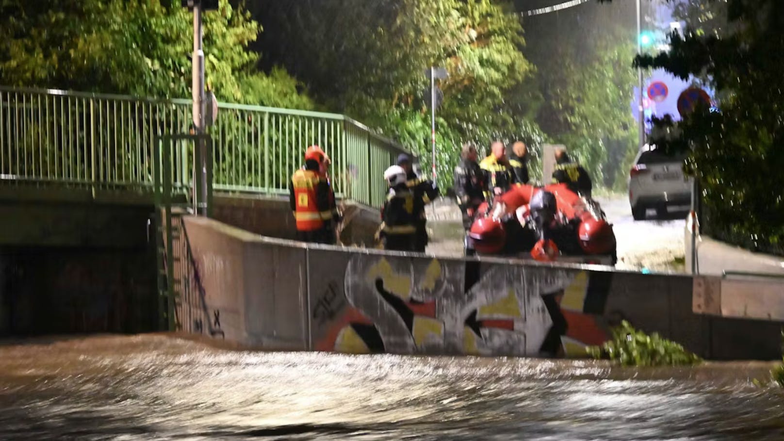 Laut Feuerwehr können einige Gebäude nur noch mit dem Boot erreicht werden.