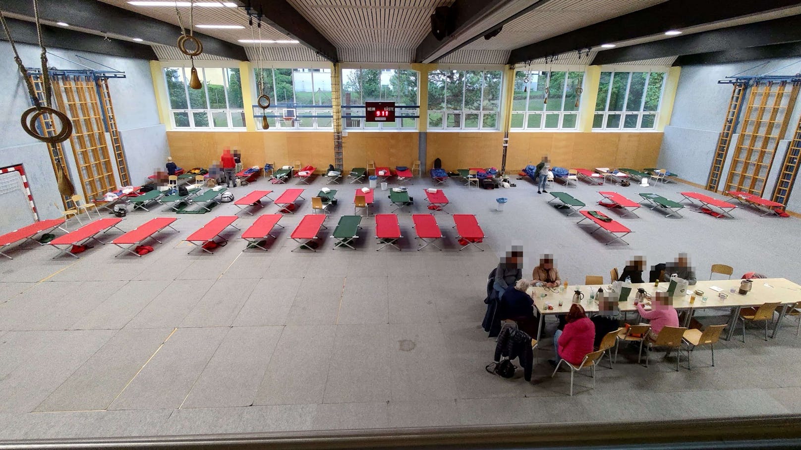 In einer Sporthalle wurden Feldbetten aufgebaut.