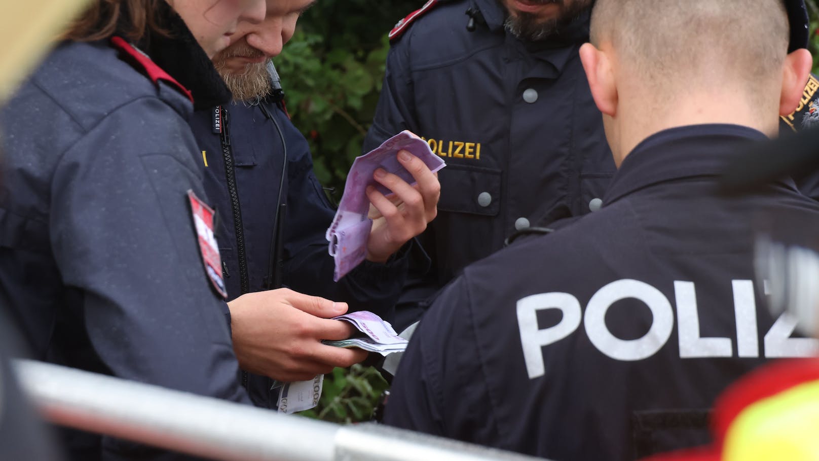 Doch schnell stellte sich heraus: Bei den Scheinen handelte es sich um Falschgeld! Wie die Blüten ins Hochwasser gelangten, ist unklar.