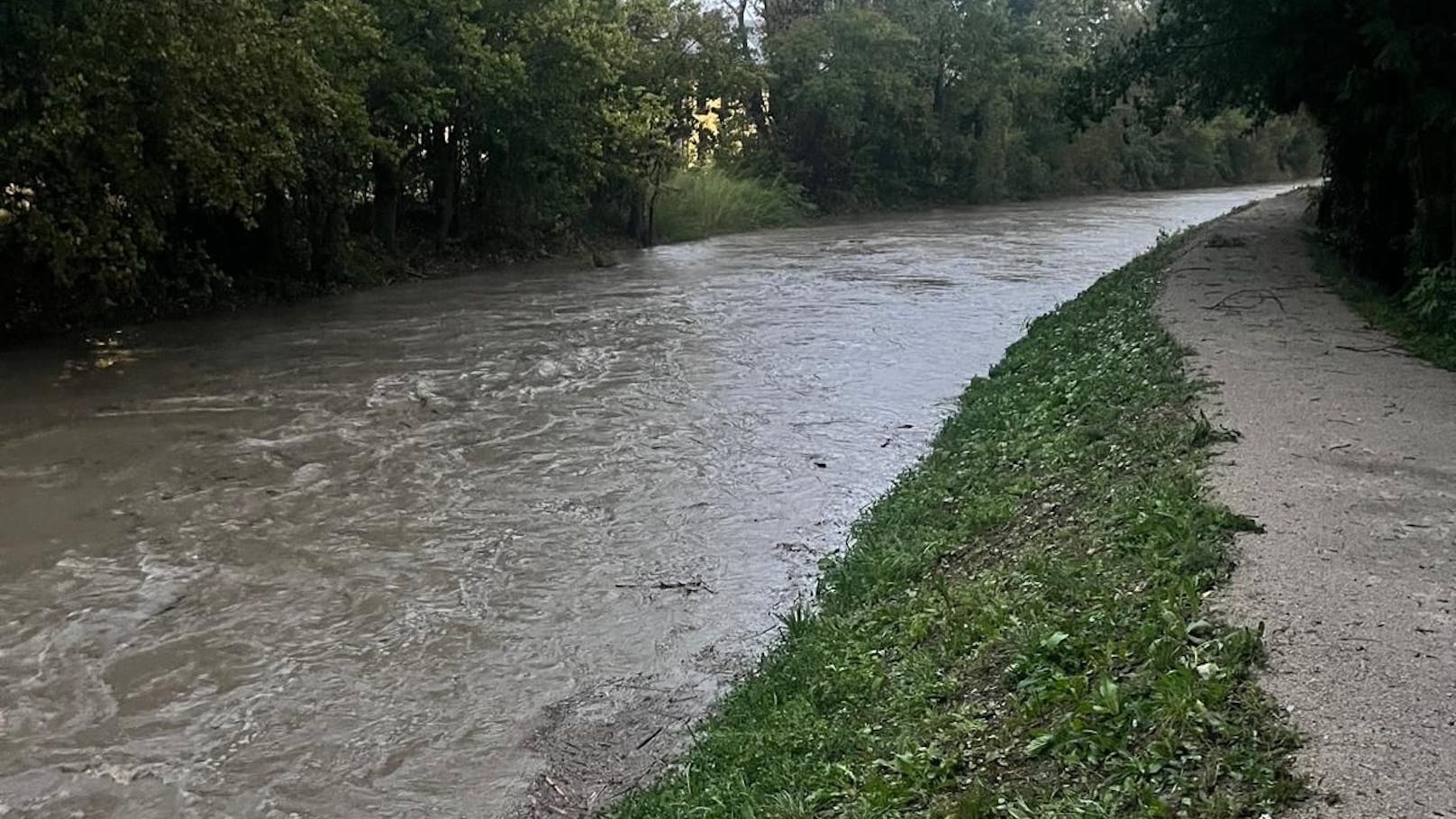 Bedrohlich ist die Situation auch rund um den Liesingbach auf Höhe der Büttnergasse.