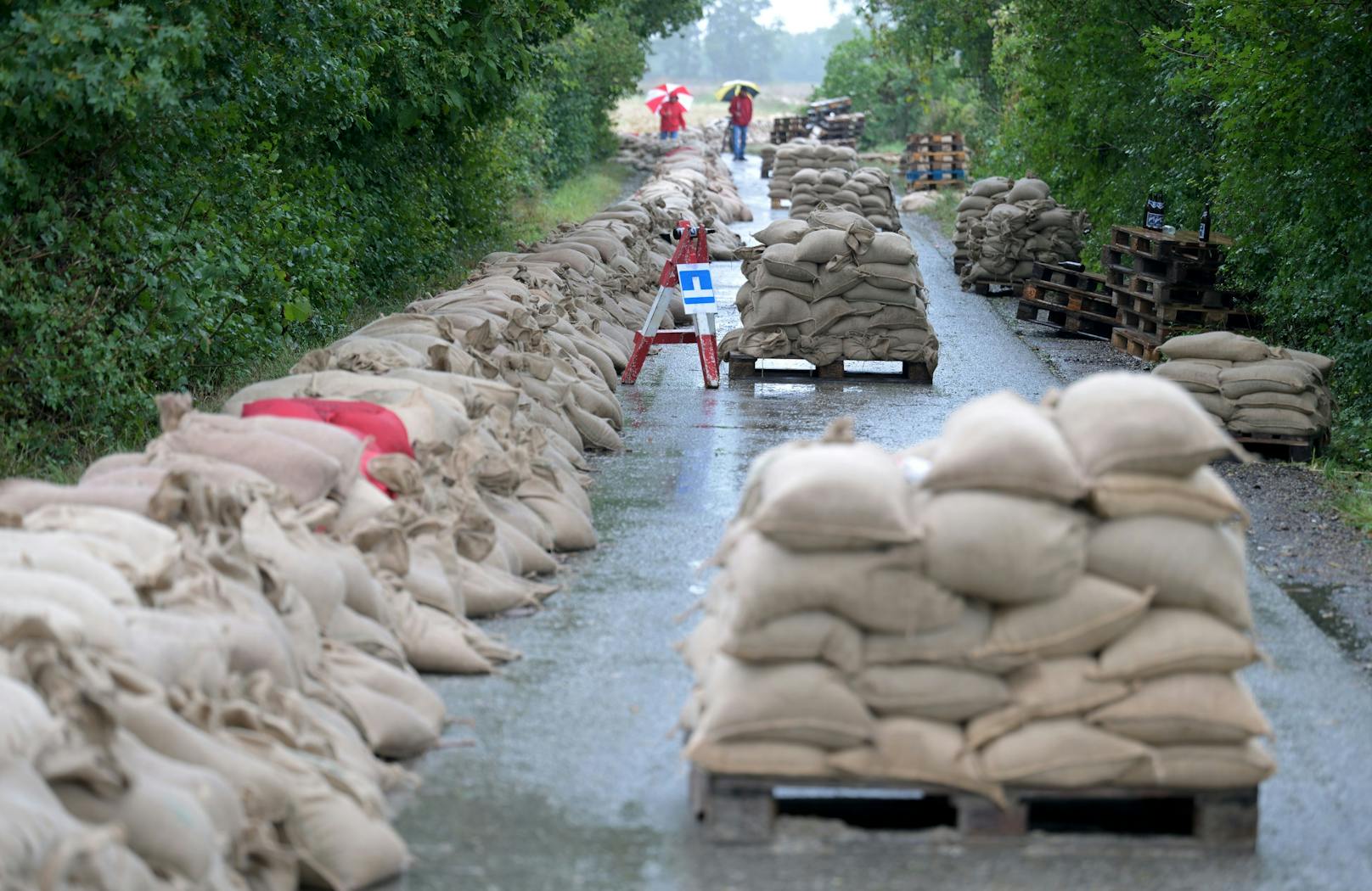 Weiterhin starke Niederschläge und Hochwasser in Niederösterreich. Im Bild: Sandsäcke, in Hadersdorf am Kamp am Montag.