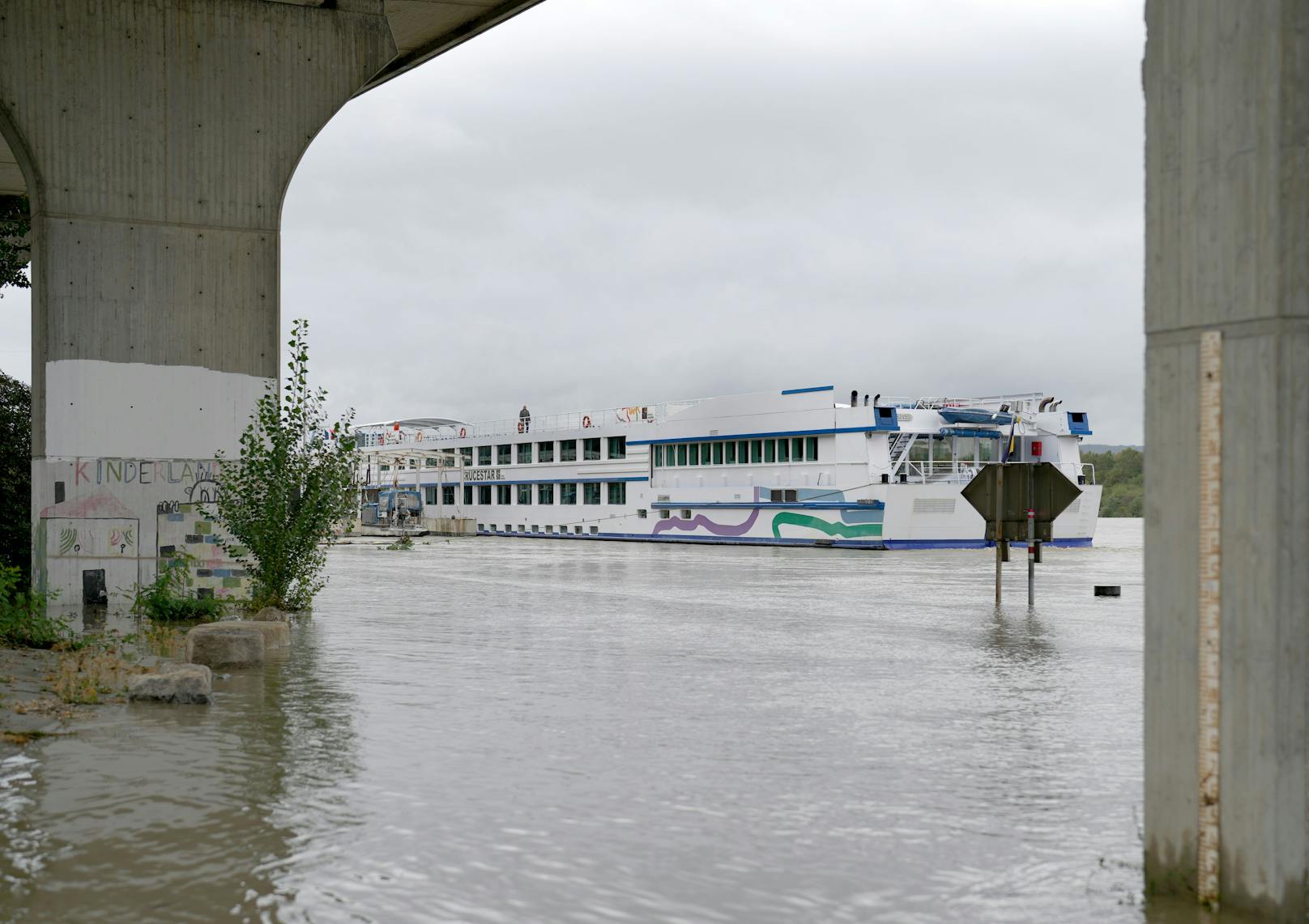 Die Donau ist durch das Hochwasser teilweise für die Schifffahrt gesperrt, etliche Schiffe liegen an Anlegestellen, wie dieses Flusskreuzfahrtschiff.