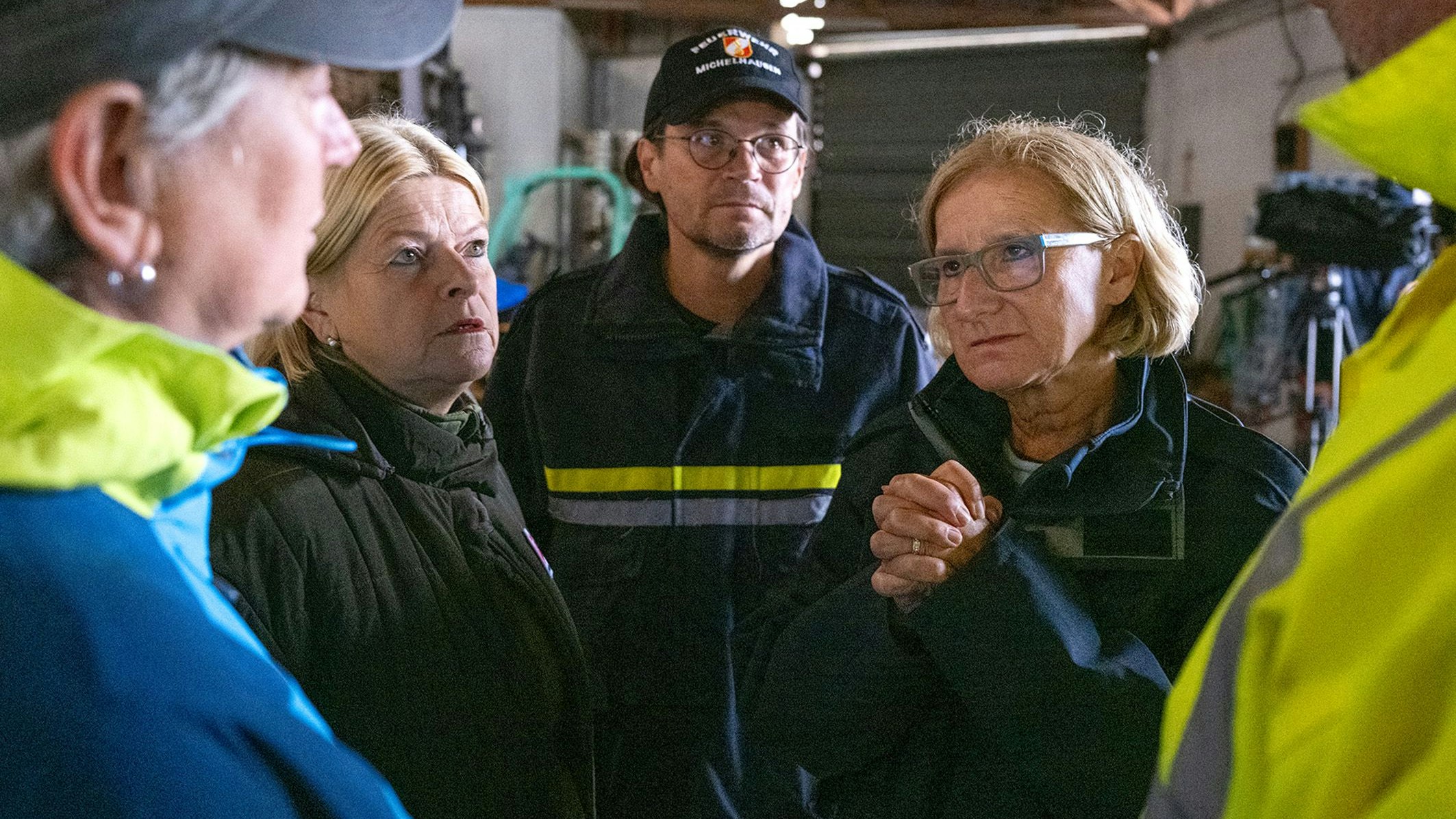 Landeshauptfrau Mikl-Leitner und Ministerin Tanner dankten den Einsatzkräften im Katastrophengebiet.