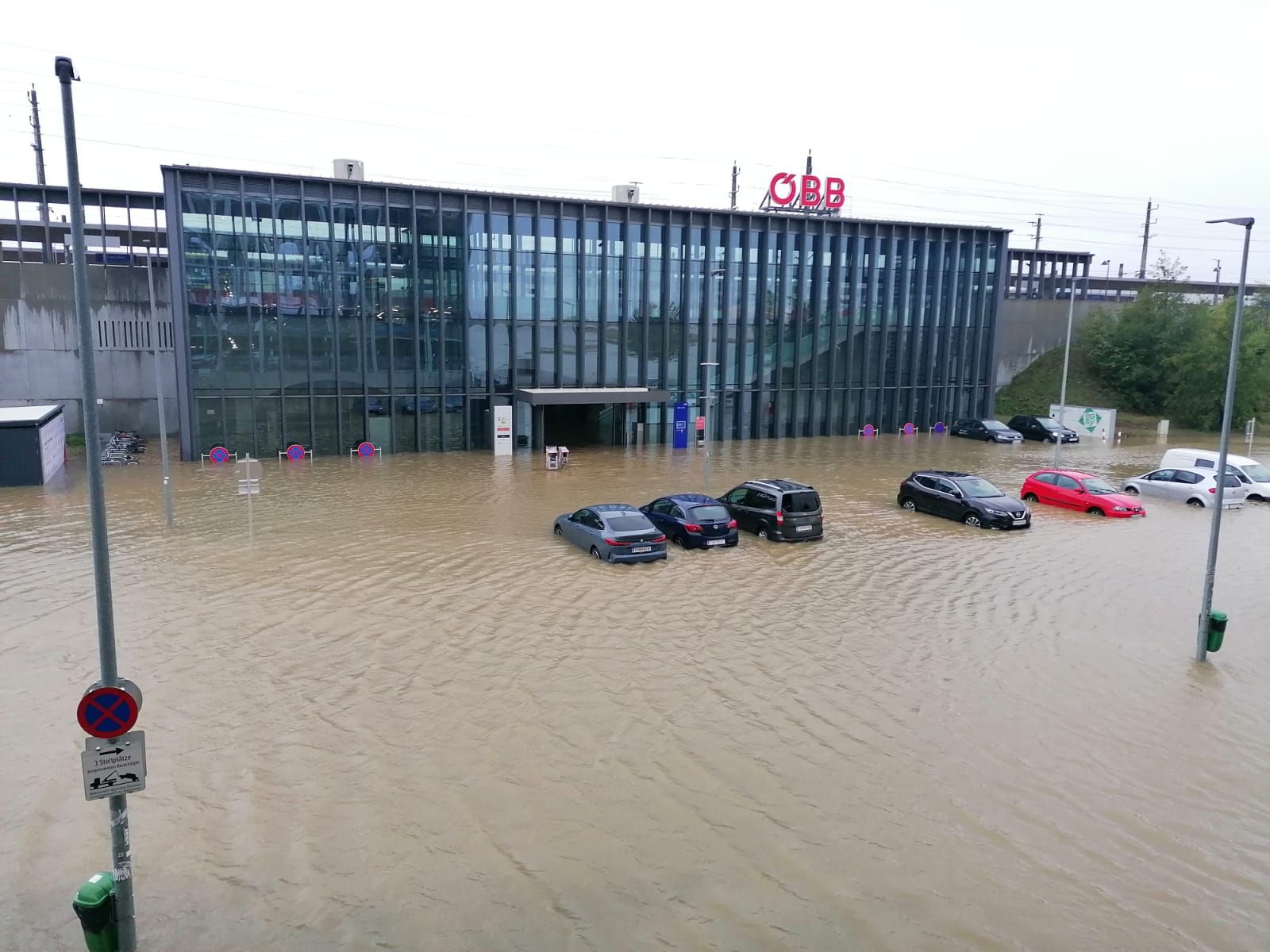 Nach dem Hochwasser Mitte September stand der Bahnhof Tullnerfeld unter Wasser.