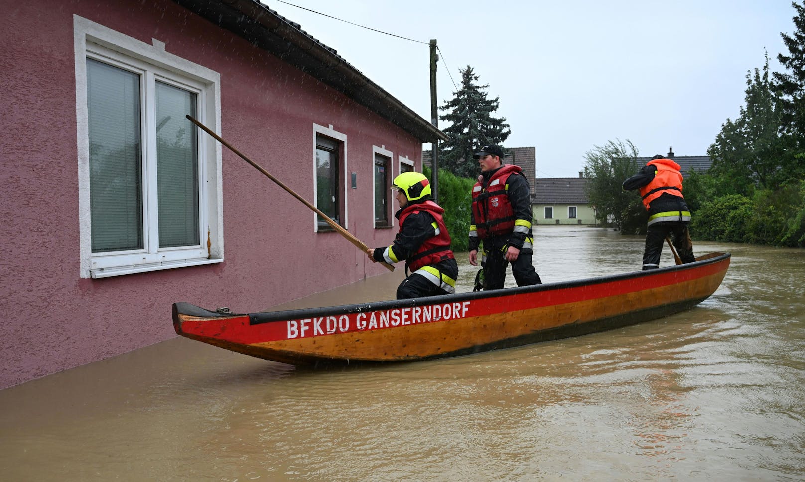 Zillenfahrer der Feuerwehr im vom Hochwasser getroffenen Rust im Tullnerfeld