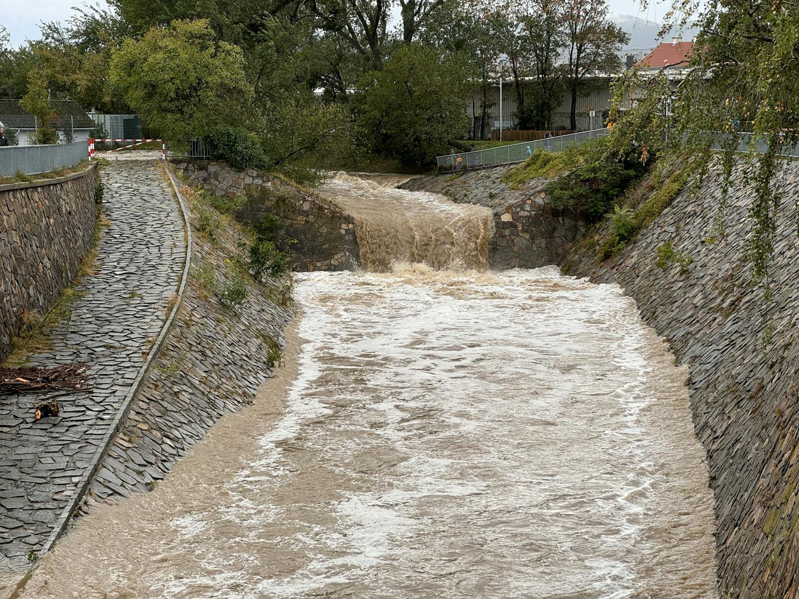 Der Liesingbach wurde zum reißenden Fluss.