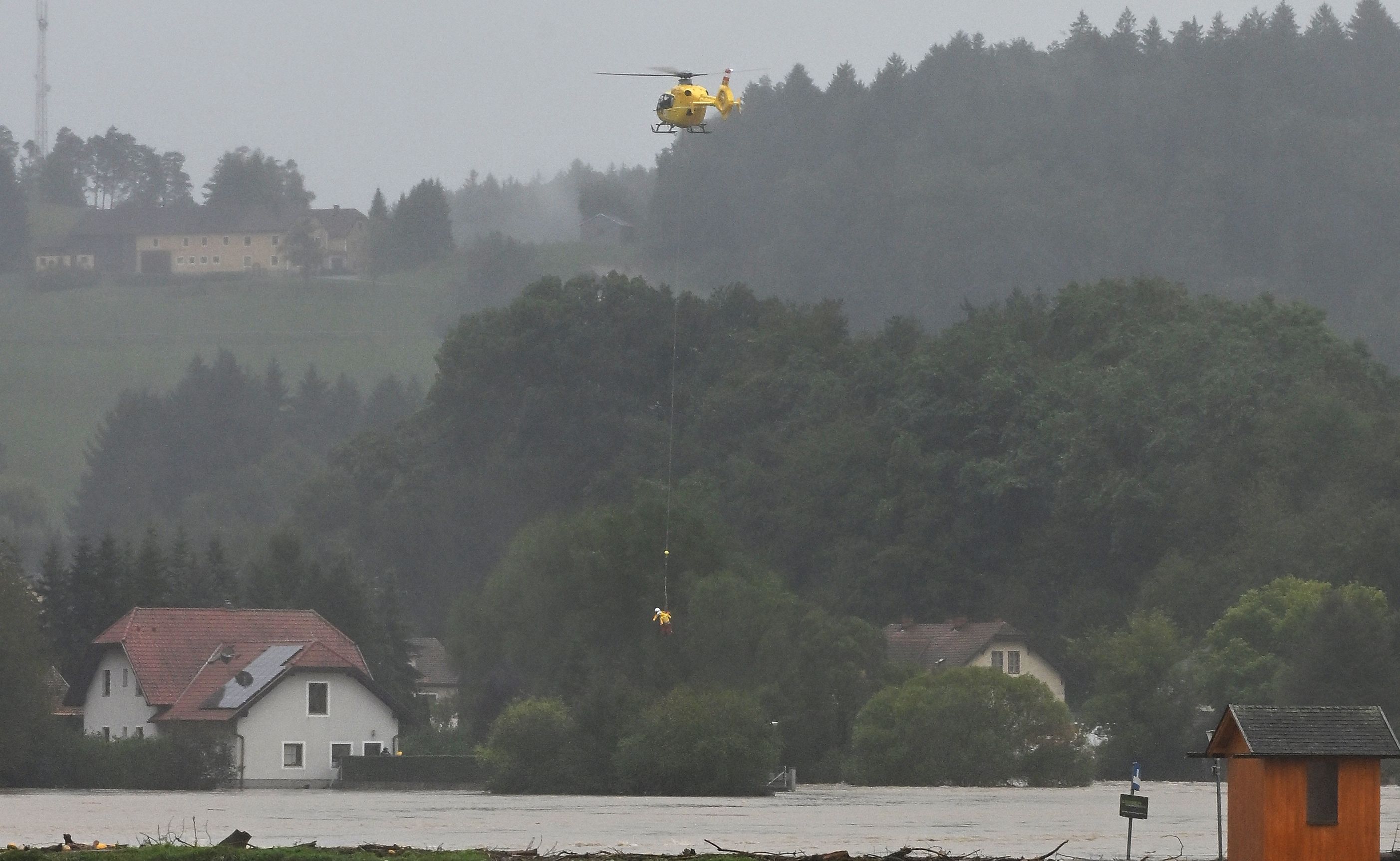 Situation in der Gemeinde Zelking-Matzleinsdorf: Menschen werden per Heli ausgeflogen.