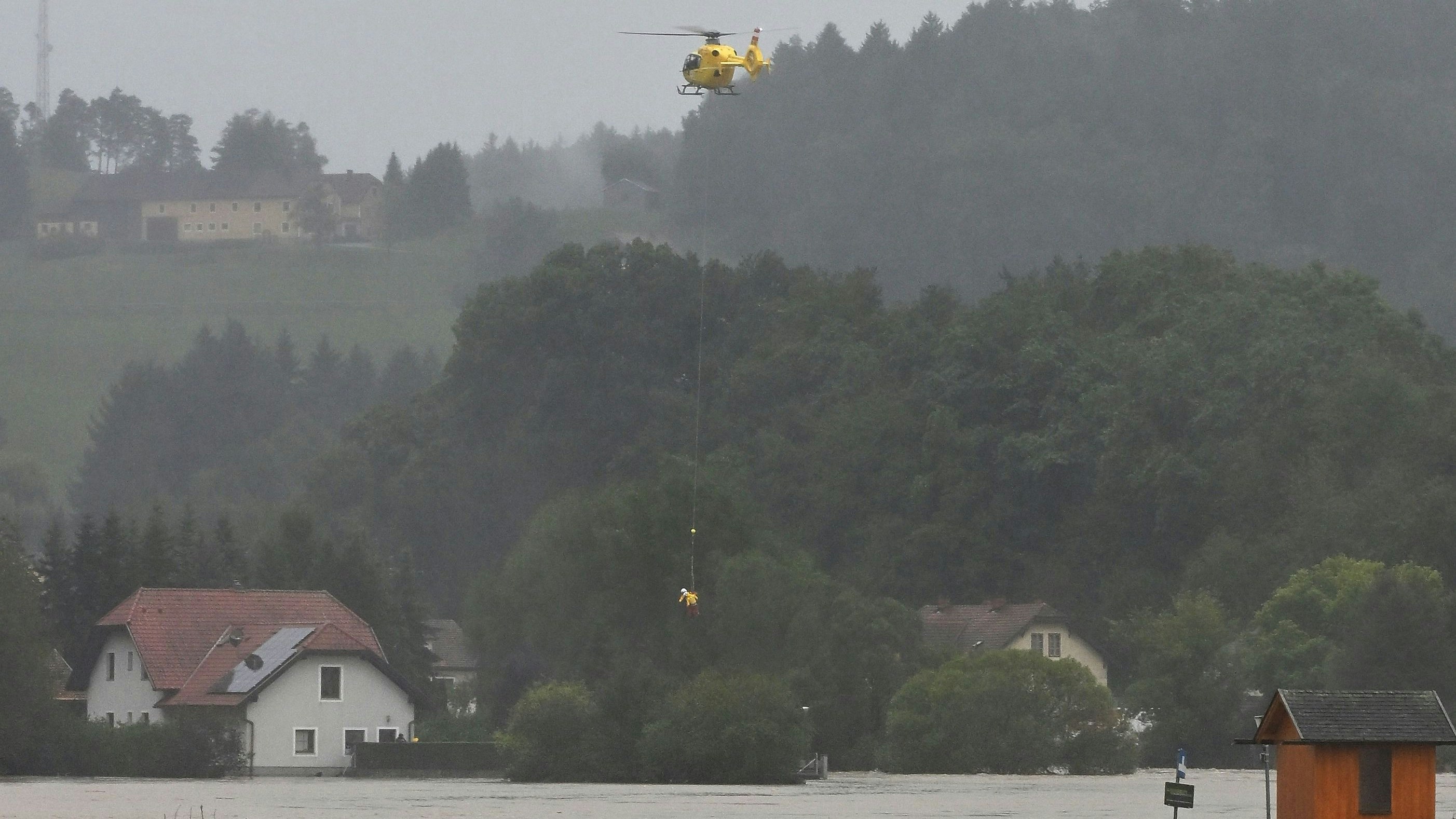Heute.at - Evakuierungen mit Heli – Melkfluss flutete Gemeinde
