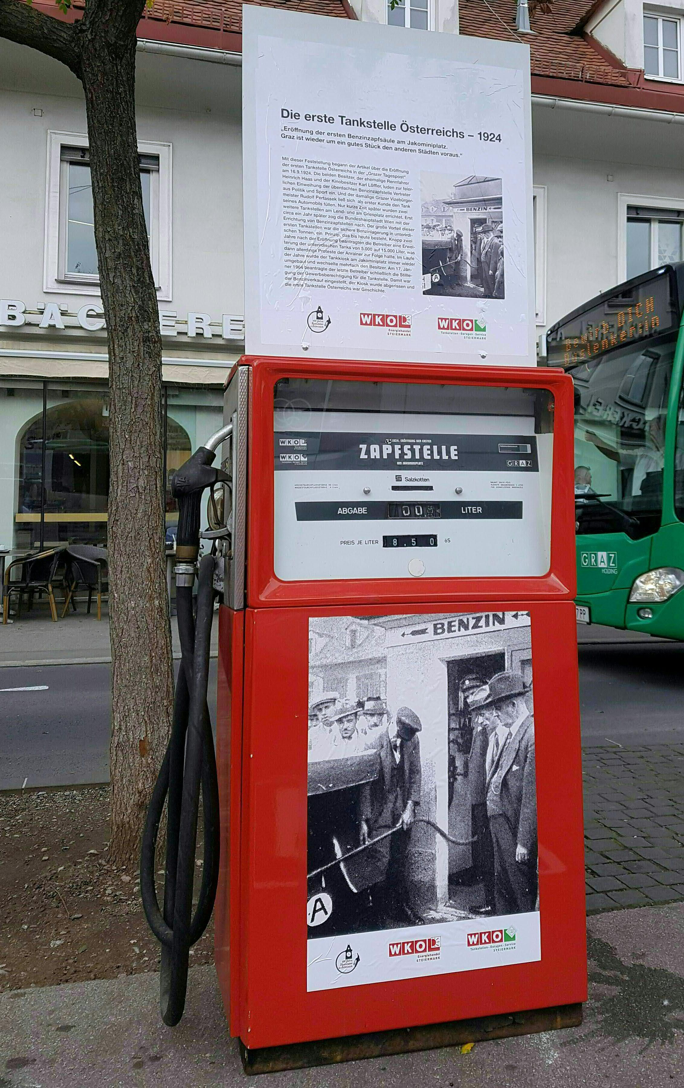 Die Stadt und die Wirtschaftskammer haben der ersten hier errichteten Zapfsäule Österreichs ein Denkmal gesetzt.