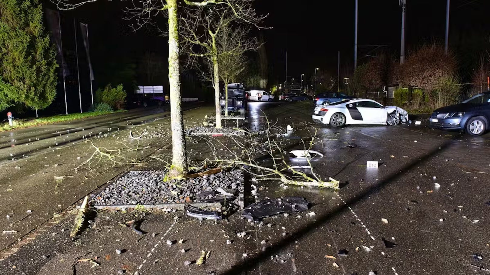 In Uster endete die erste Spritztour 2022 in einem Selbstunfall, von dem der Fahrer floh.