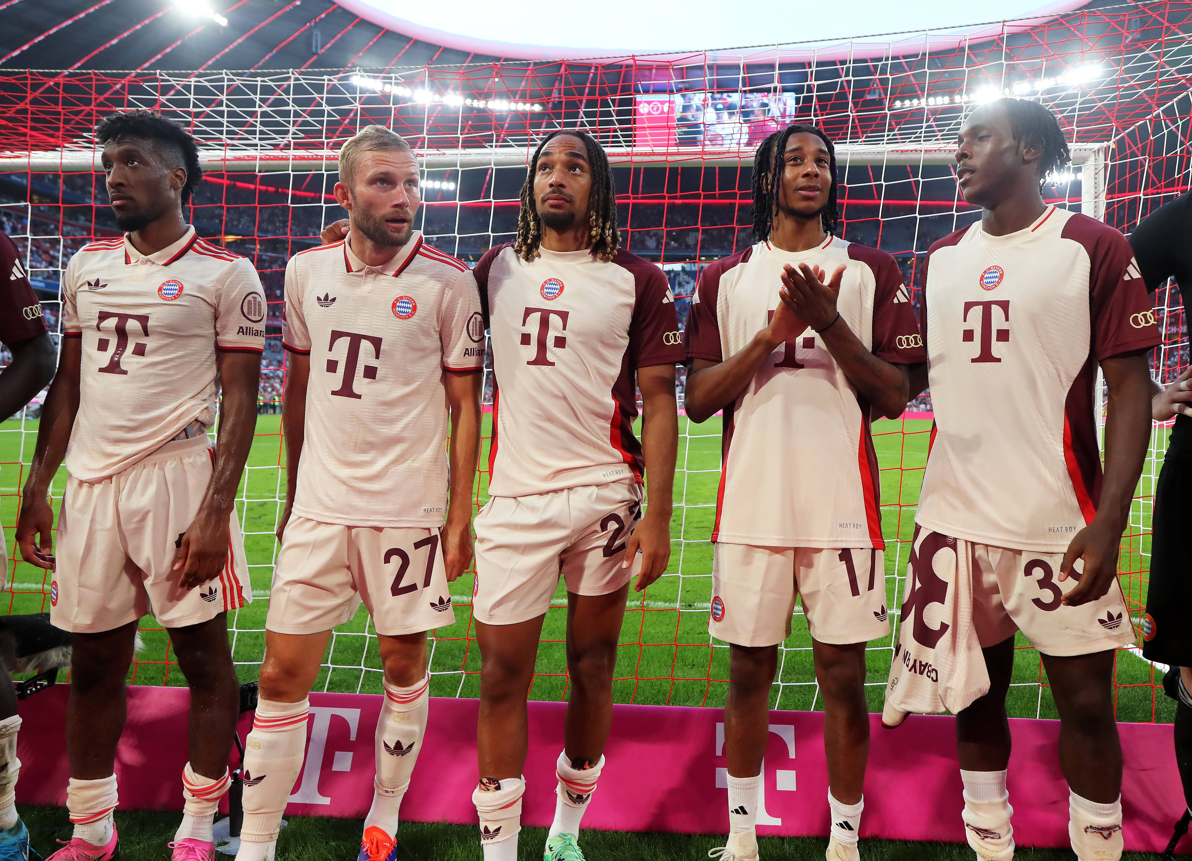 Sacha Boey (r.) neben Konrad Laimer