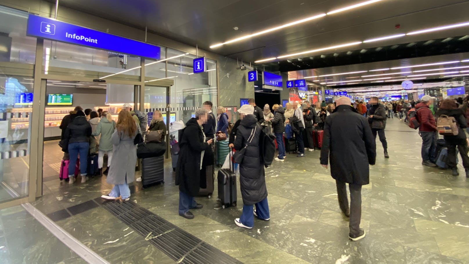 Hunderte Fahrgäste sitzen nun auf Bahnhöfen fest