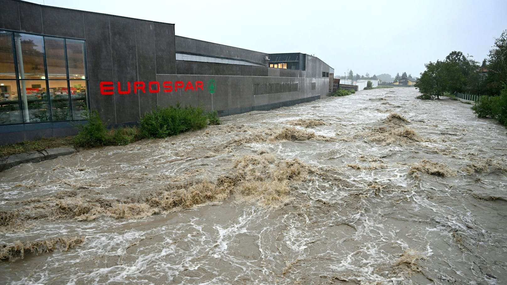 <strong>17.09.2024: Land unter – jetzt sperren erste Supermärkte zu.</strong> Das anhaltende Hochwasser in Österreich sorgt auch dafür, dass Supermärkte überflutet oder nicht beliefert werden können. <a data-li-document-ref="120059243" href="https://www.heute.at/s/land-unter-jetzt-sperren-erste-supermaerkte-zu-120059243">Diese Filialen sind zu &gt;&gt;&gt;</a>